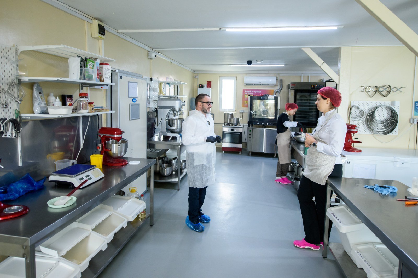 Laboratorul din Cumpăna — pereți crem, podea gri deschis, rafturi metalice deschise — Miss Baker Constanța