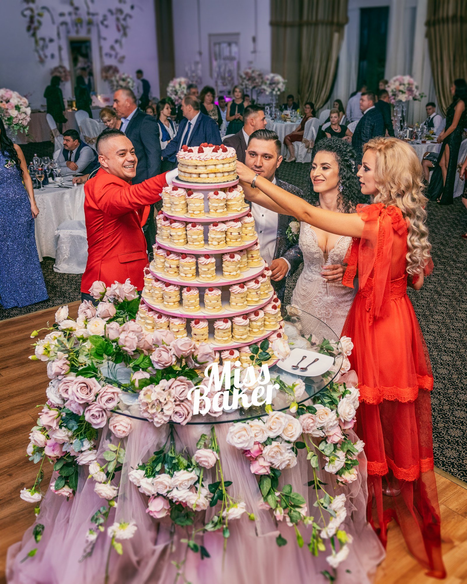 La Prezentara Tortului — turn mini prăjituri, nouă niveluri, mini deserturi individuale — Miss Baker Constanța