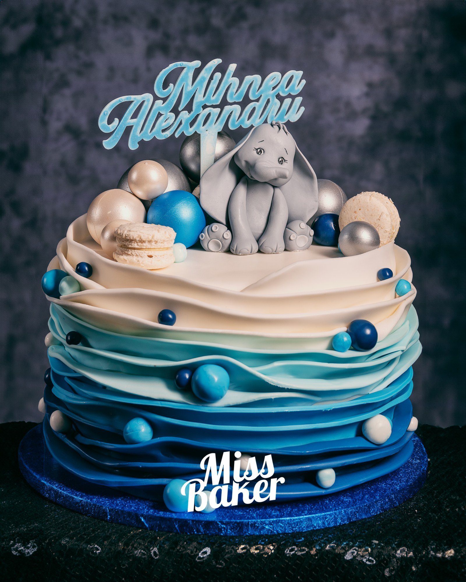 Toturi pentru copii — valuri fondant albastre, figurina elefant gri, topper nume personalizat — Miss Baker Constanța