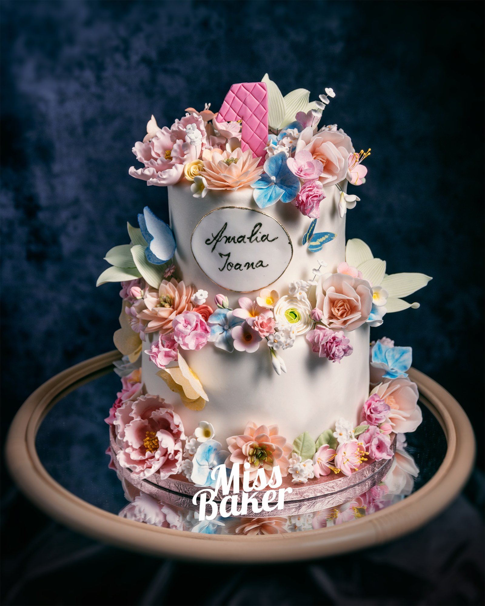 Toturi pentru copii — două niveluri, aranjament floral bogat, decor aniversar — Miss Baker Constanța