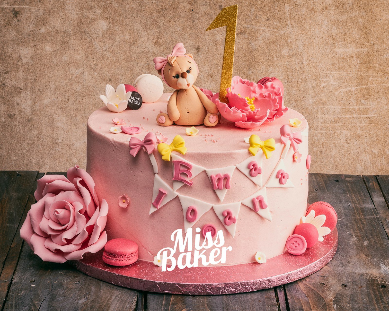 Toturi pentru copii — ursuleț fondant roz, floare volumetrică roz, banner triunghiular personalizat — Miss Baker Constanța
