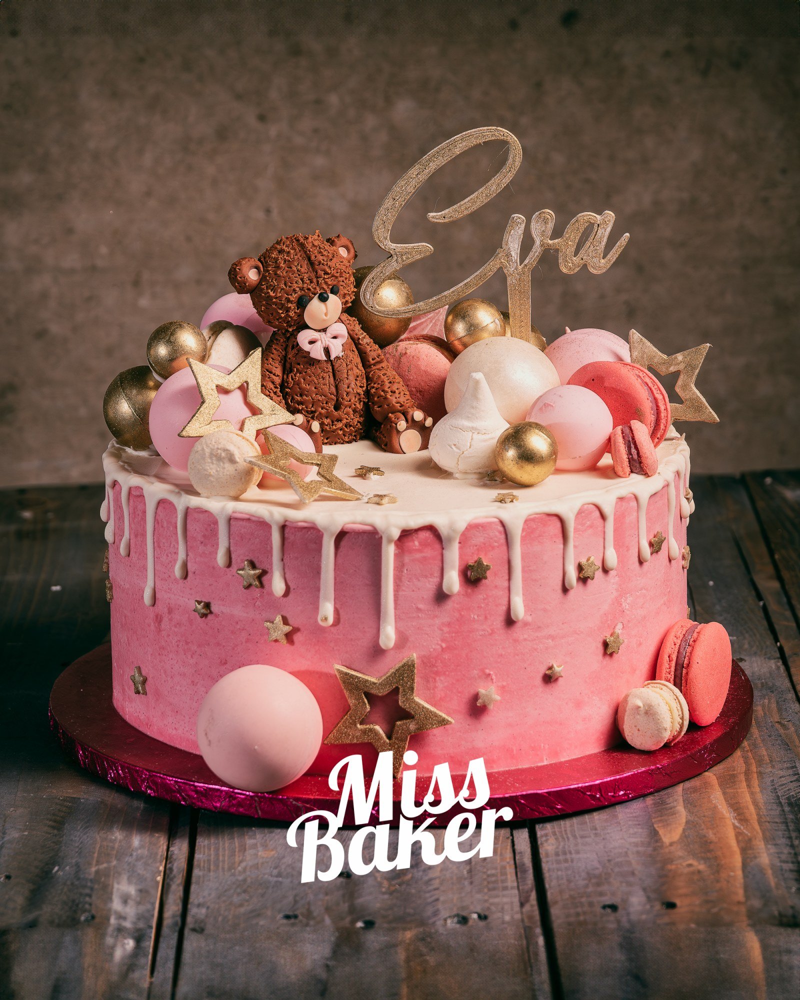 Toturi pentru copii — ursuleț ciocolată modelat, bile aurii decorative, macaron roz — Miss Baker Constanța