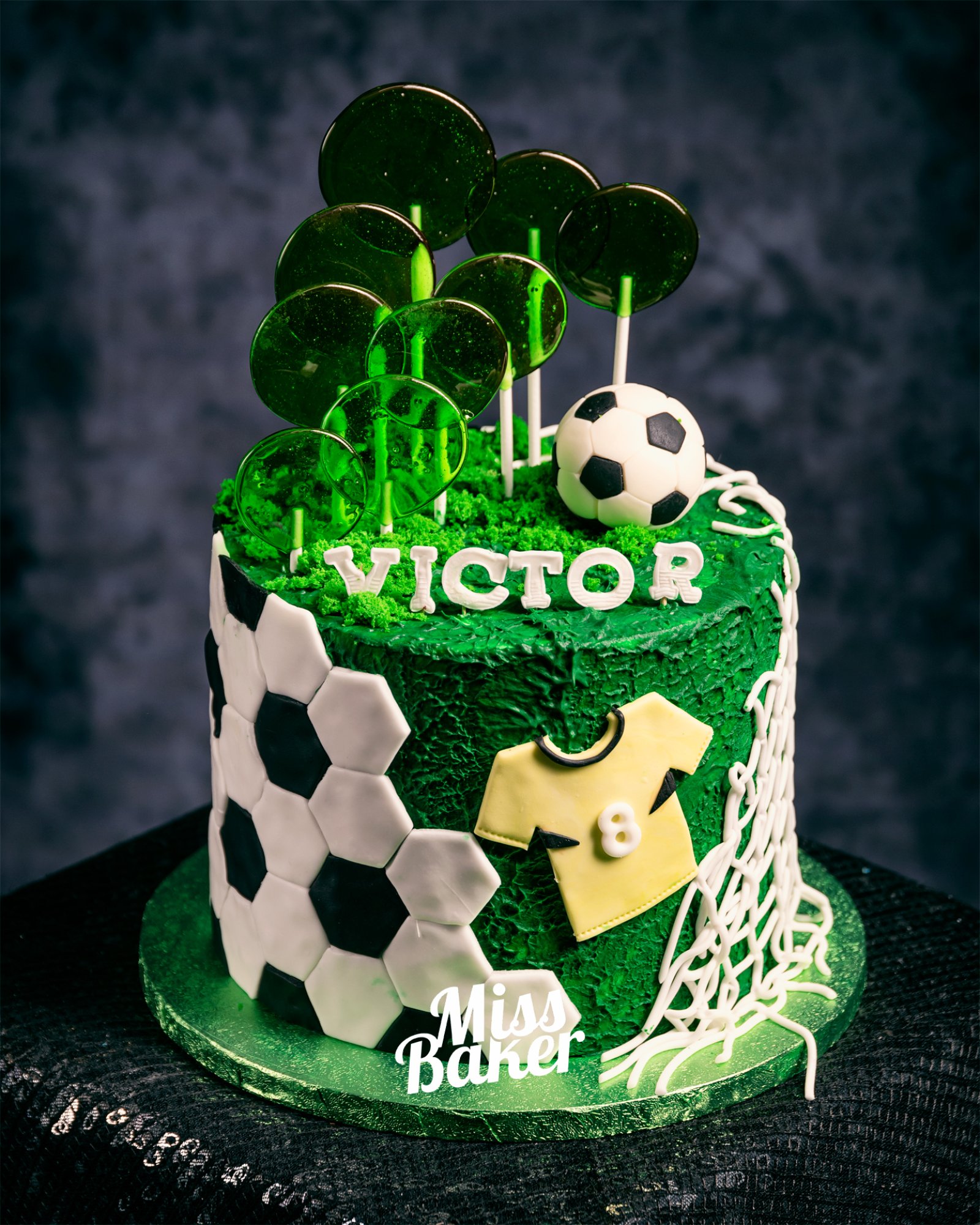 Toturi pentru copii — decor gazon artificial, acadele verzi transparente, minge fotbal alb-negru — Miss Baker Constanța