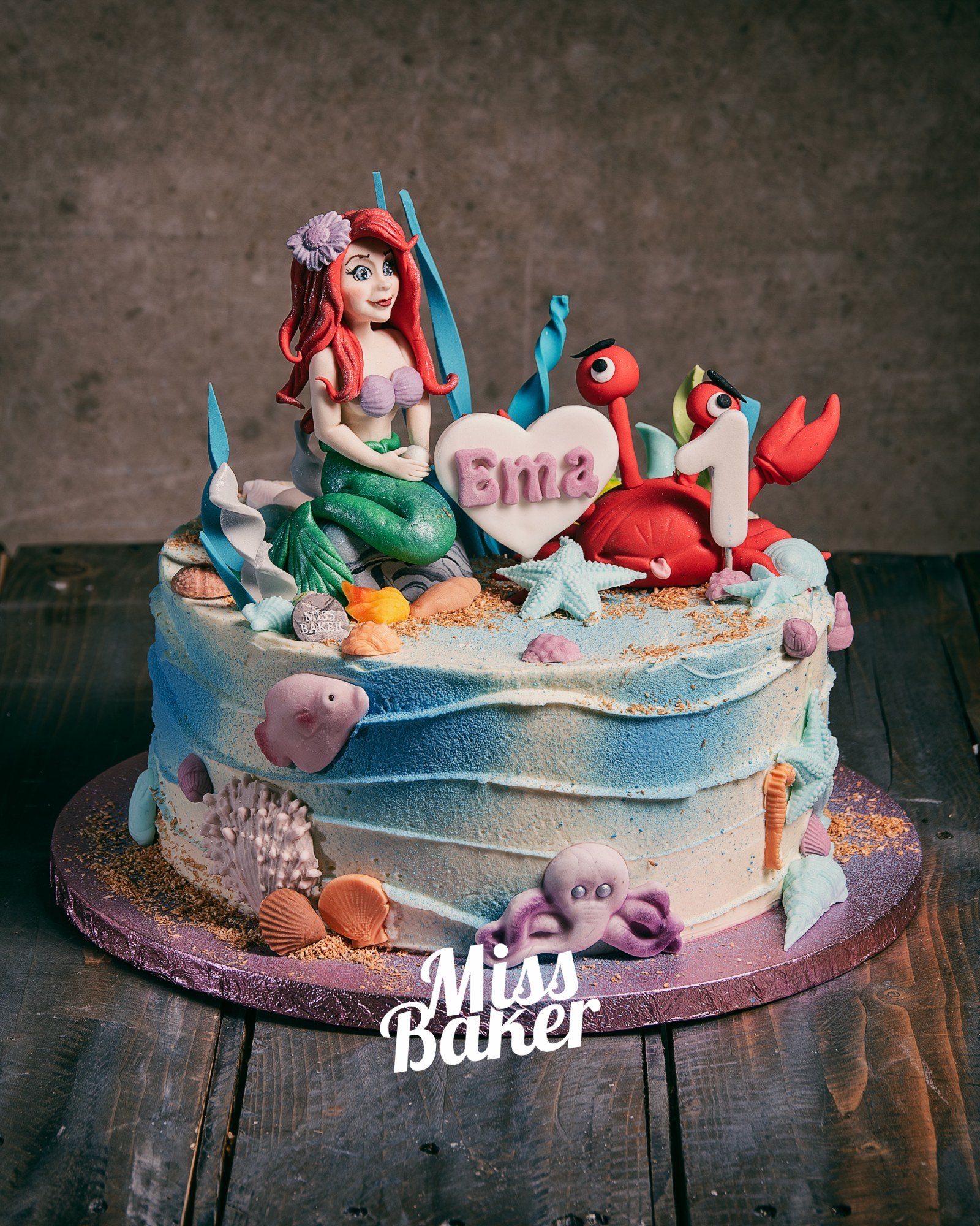 Toturi pentru copii — figurina sirenă roșcată, figurina crab roșu, valuri albastre — Miss Baker Constanța