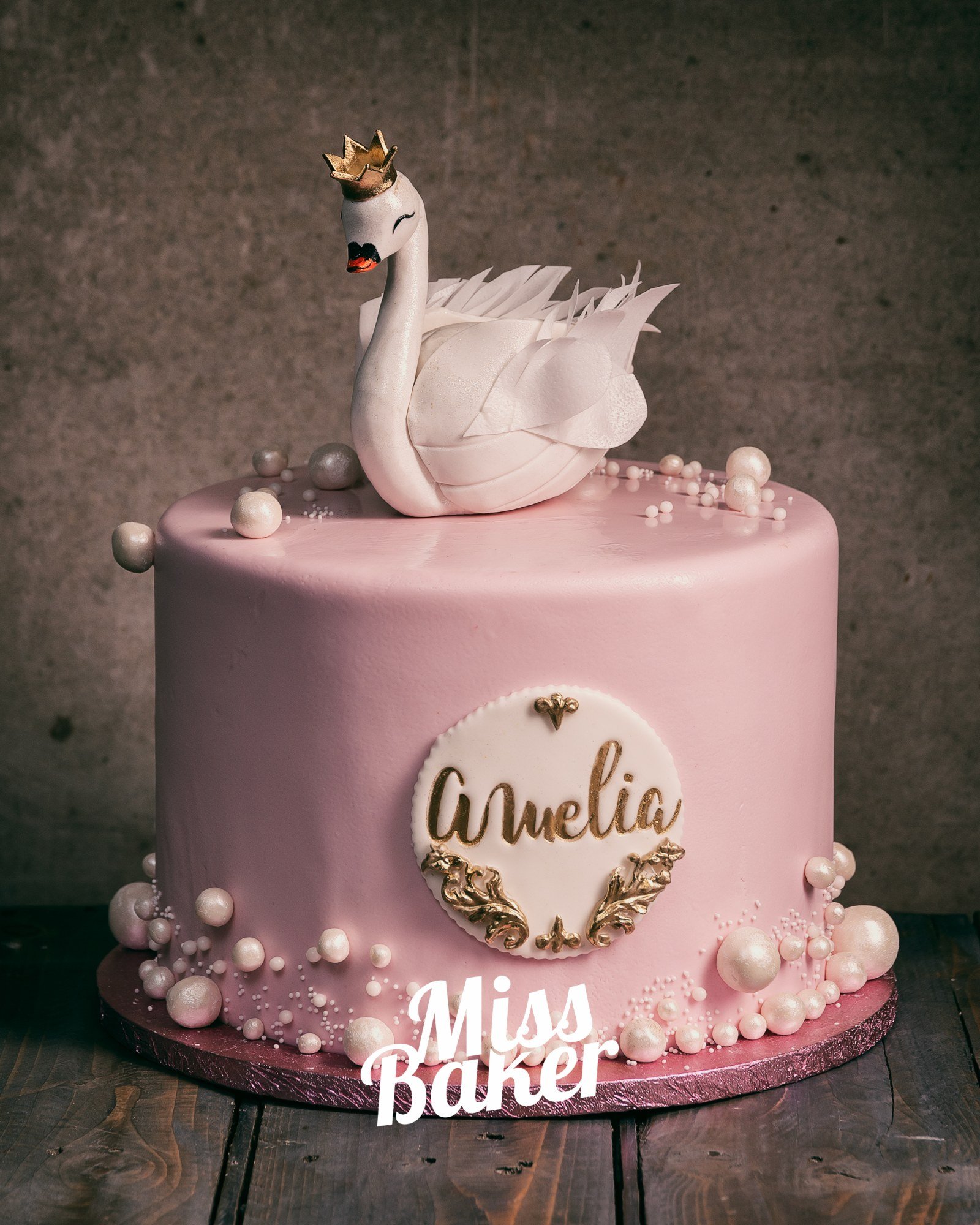 Toturi pentru copii — fondant roz pastel, lebădă modelată manual, coroană aurie miniaturală — Miss Baker Constanța