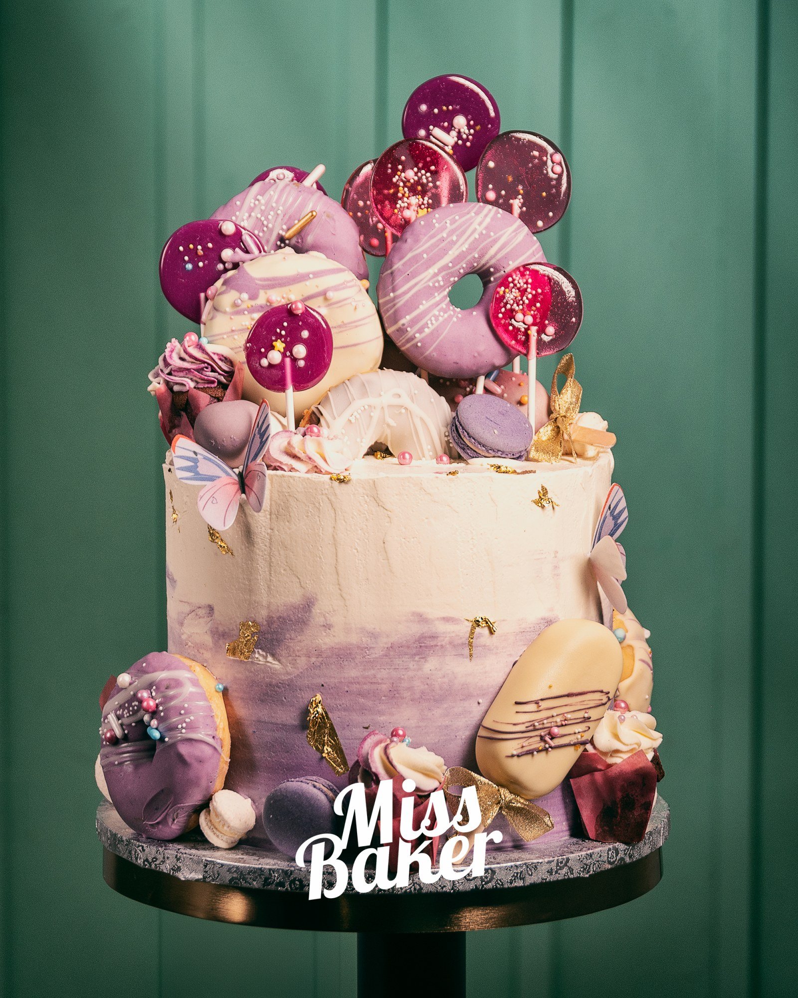 Toturi pentru copii — gogoasă mov glazurată, acadea lucioasă violet, macaron lila — Miss Baker Constanța