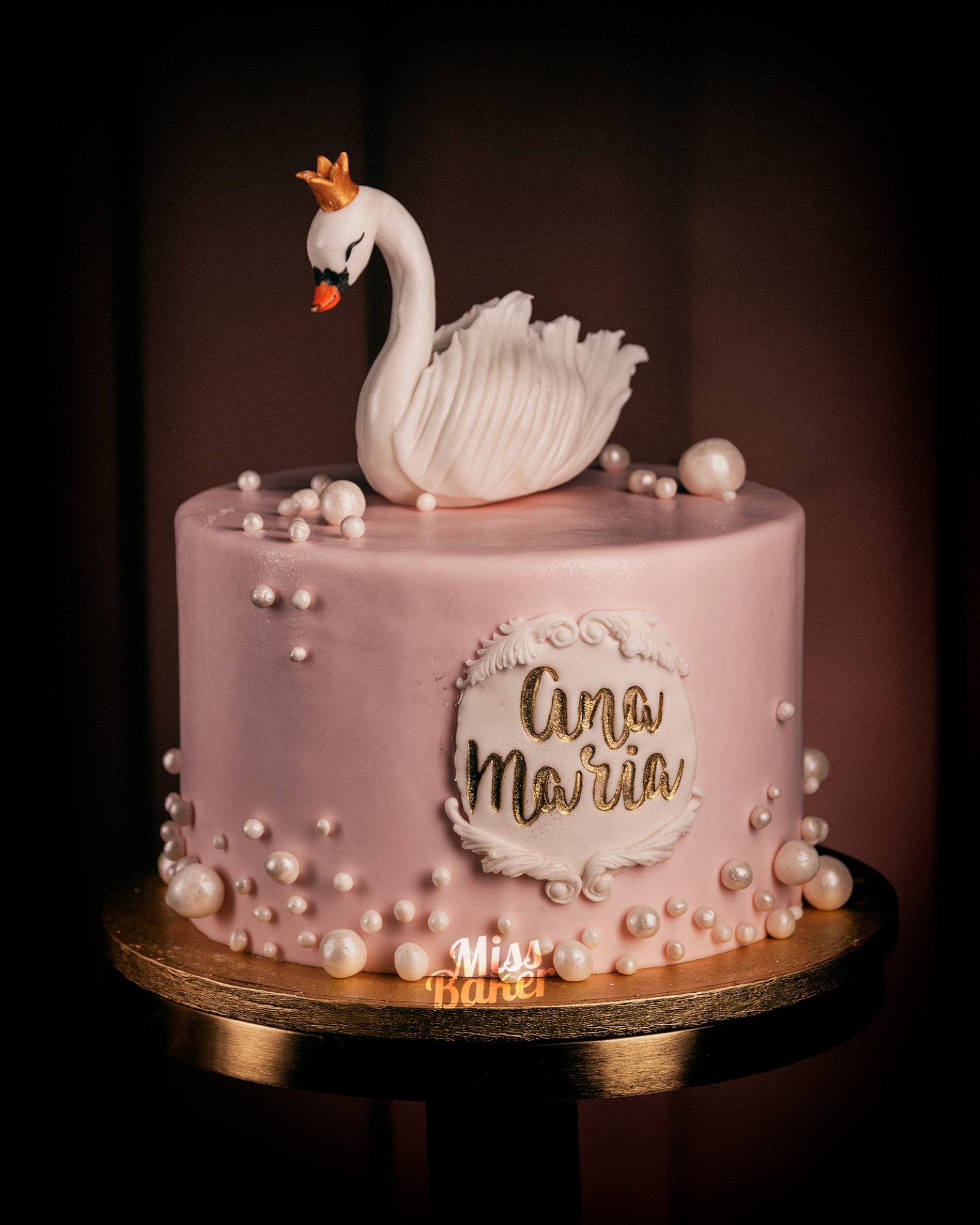 Toturi pentru copii — finisaj roz mat, lebădă modelată manual, perle decorative albe — Miss Baker Constanța