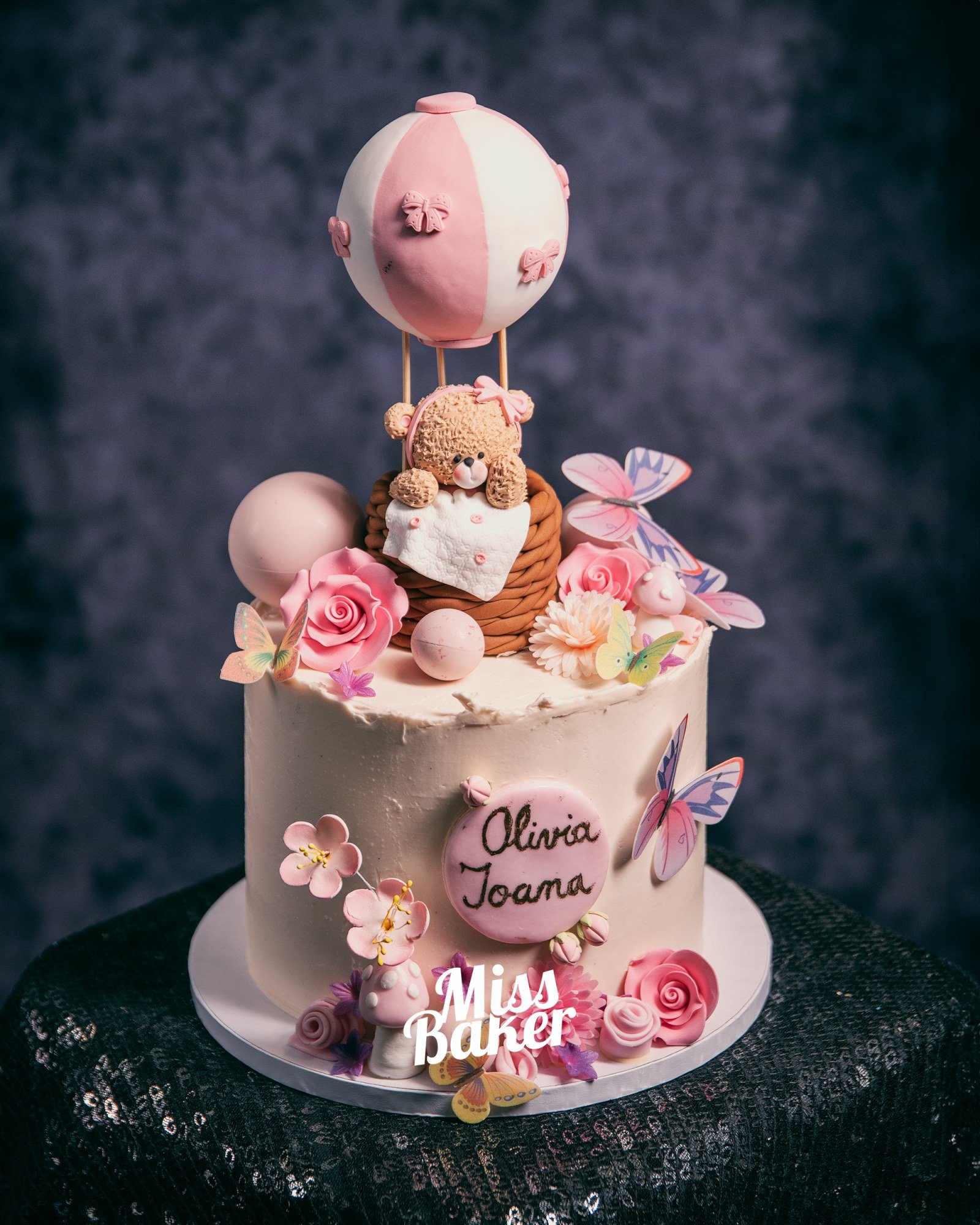 Toturi pentru copii — ursuleț modelat, balon aer cald roz-alb, coș împletit miniatural — Miss Baker Constanța