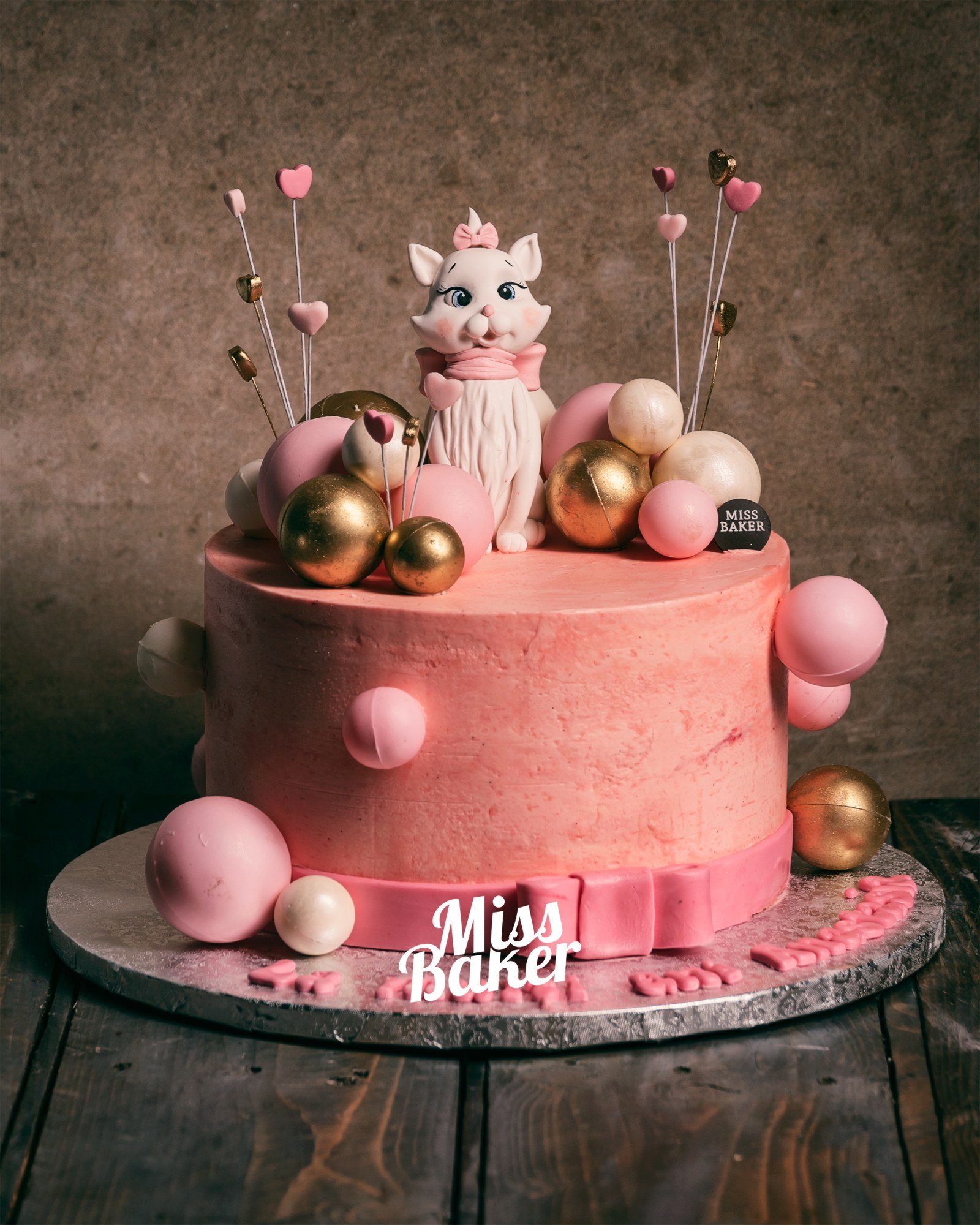 Toturi pentru copii — figurina pisică albă, decor sferic auriu, decor sferic roz — Miss Baker Constanța