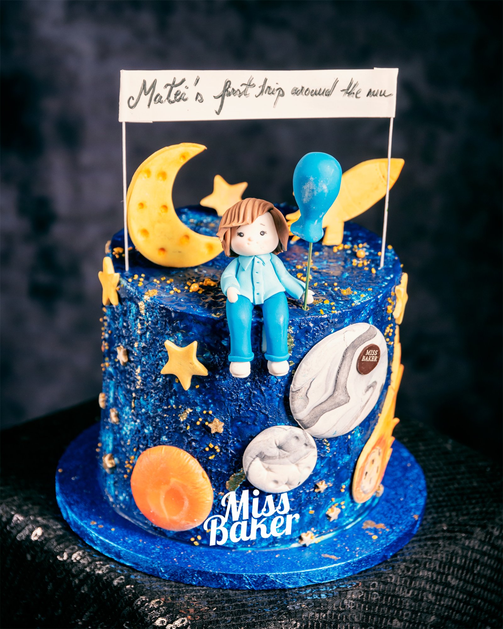 Toturi pentru copii — albastru intens, figurina copil, balon albastru — Miss Baker Constanța