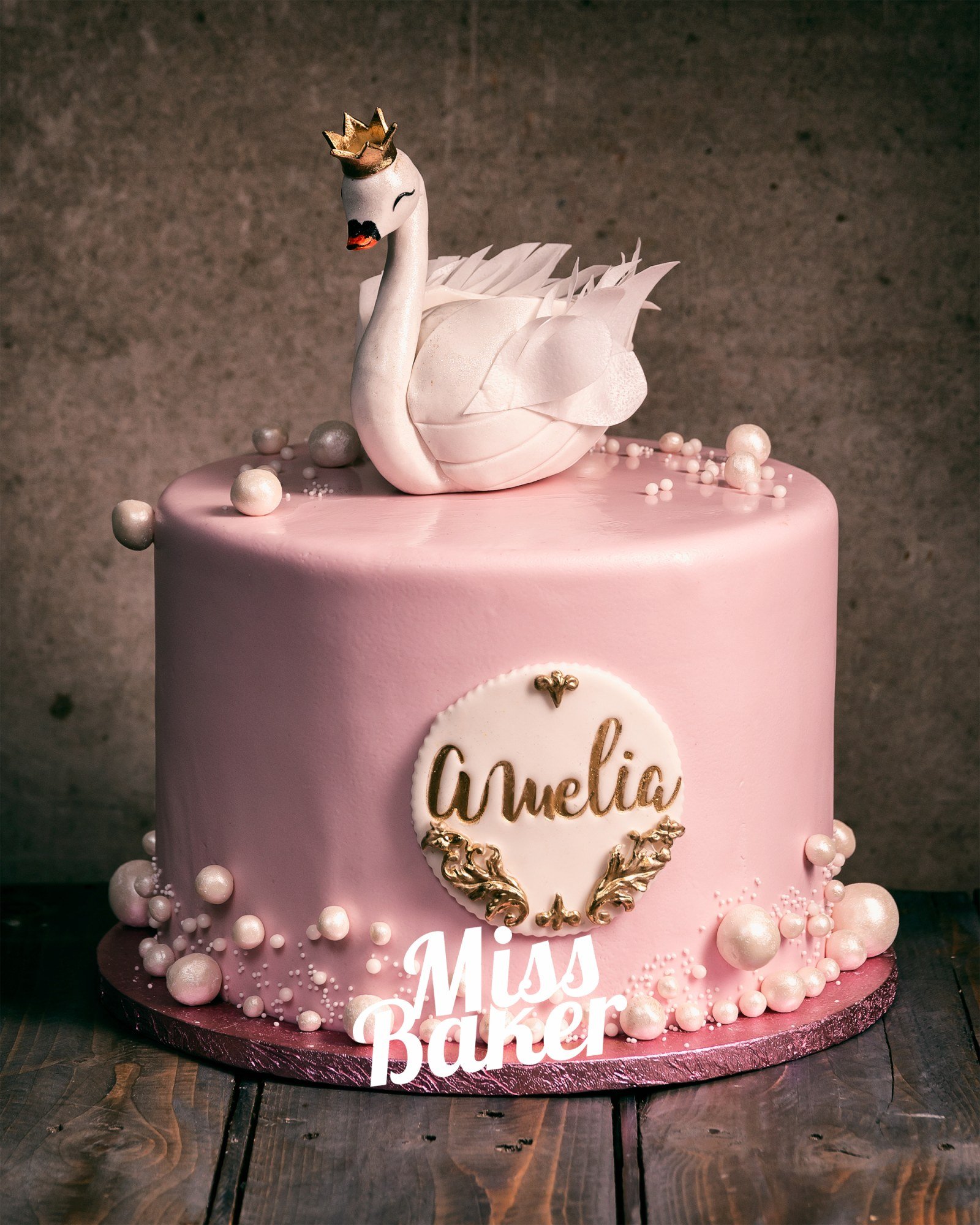 Toturi pentru copii — figurina lebădă albă, coroană aurie miniaturală, bază roz pastel — Miss Baker Constanța