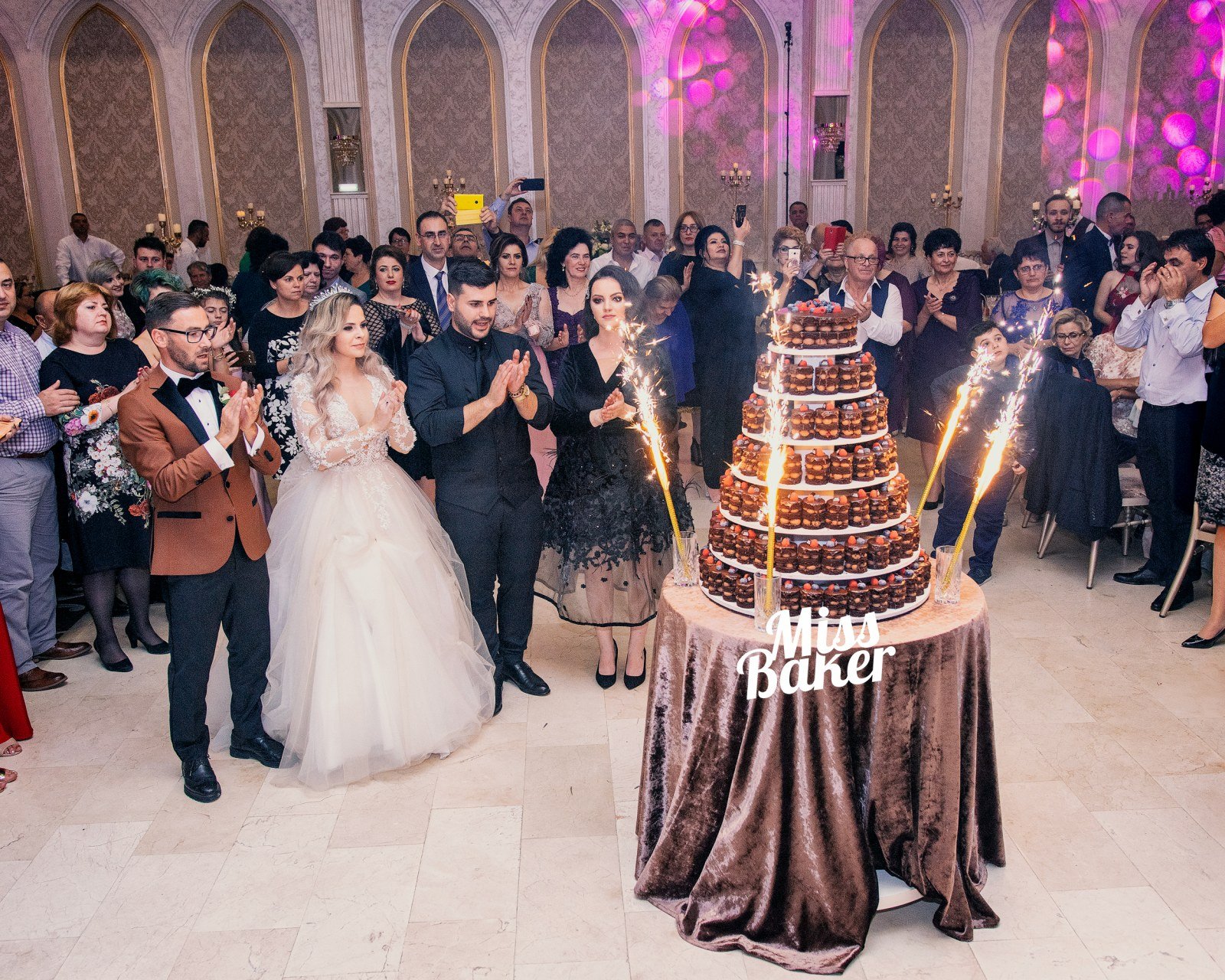 La Prezentara Tortului — tort etajat, cinci niveluri, prăjituri individuale — Miss Baker Constanța