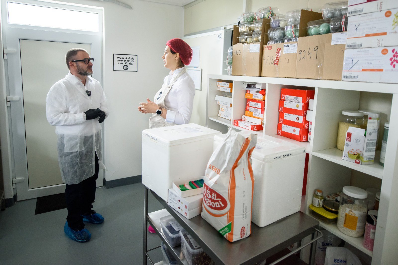 Laboratorul din Cumpăna — halat alb, bonetă roșie, ochelari negri — Miss Baker Constanța