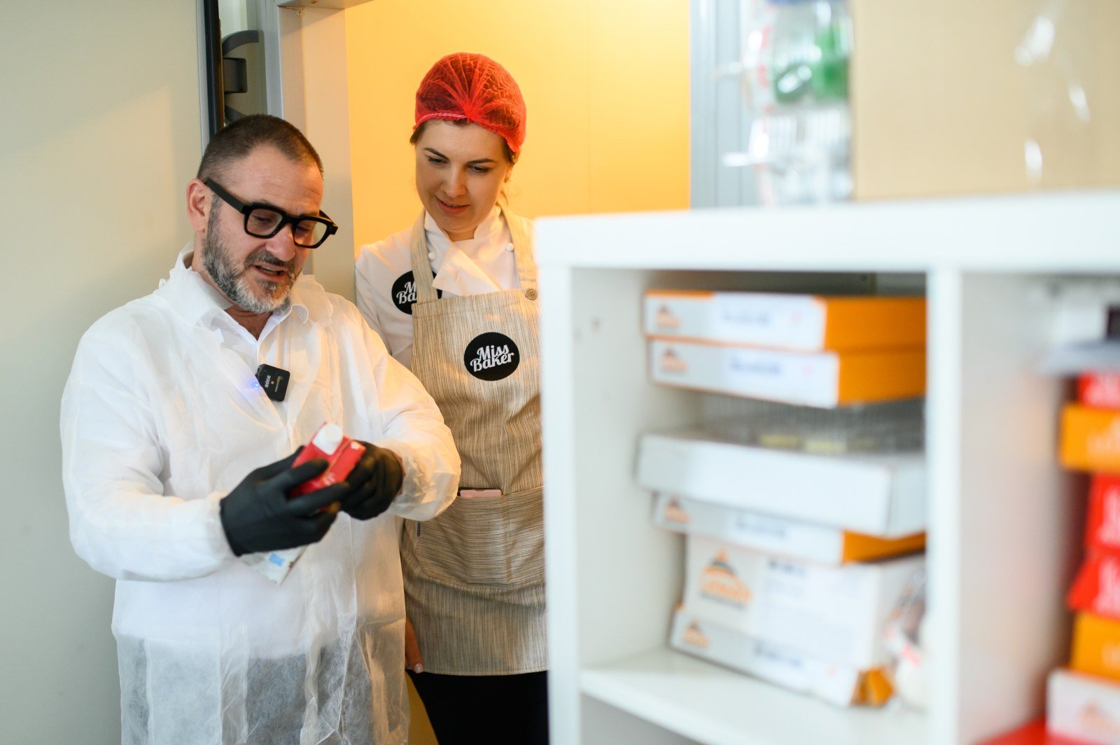Laboratorul din Cumpăna — uniformă albă, mănuși negre, ochelari negri — Miss Baker Constanța