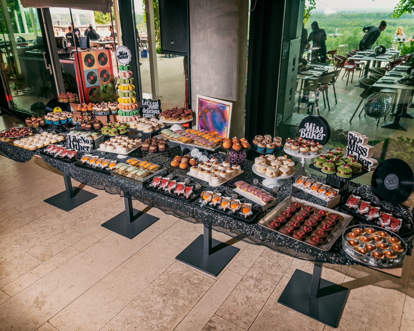 Candy Bar pentru nuntă — bufet deserturi, aranjament geometric, mini-torturi multicolore — Miss Baker Constanța