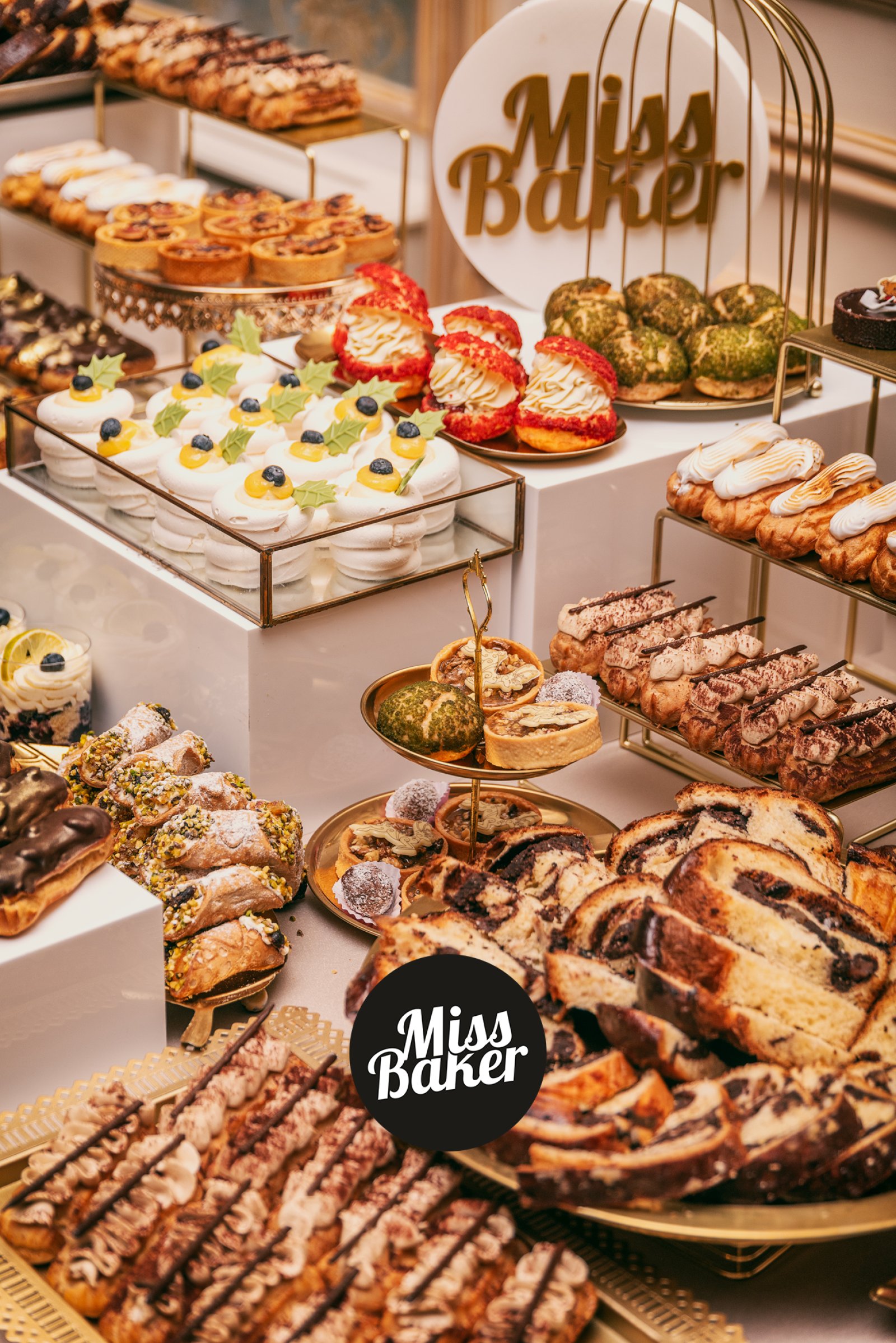 Candy Bar pentru nuntă — candy bar, aranjament asimetric, aranjament superior — Miss Baker Constanța