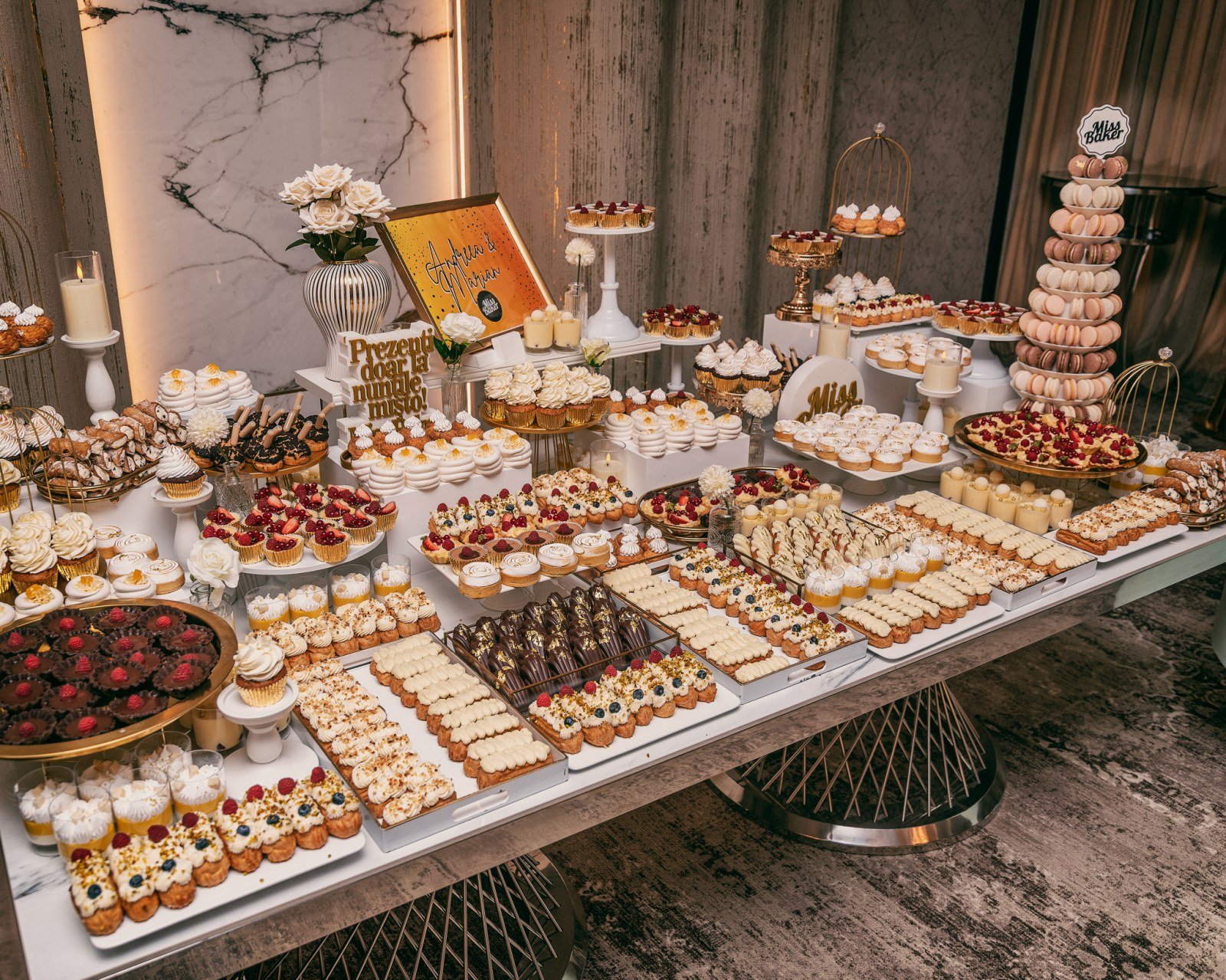 Candy Bar pentru nuntă — candy bar, desert table, aranjament vertical — Miss Baker Constanța