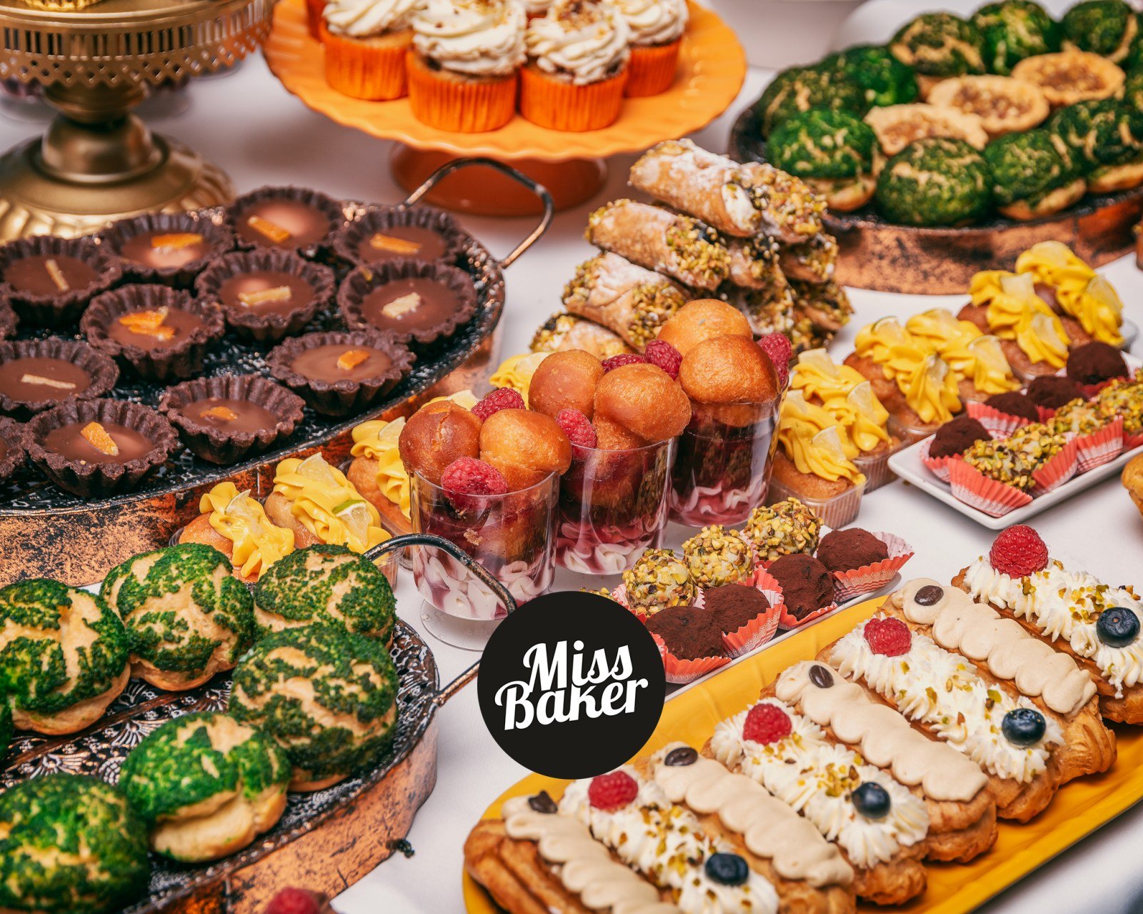 Candy Bar pentru nuntă — candy bar, aranjament asimetric, decorativ — Miss Baker Constanța