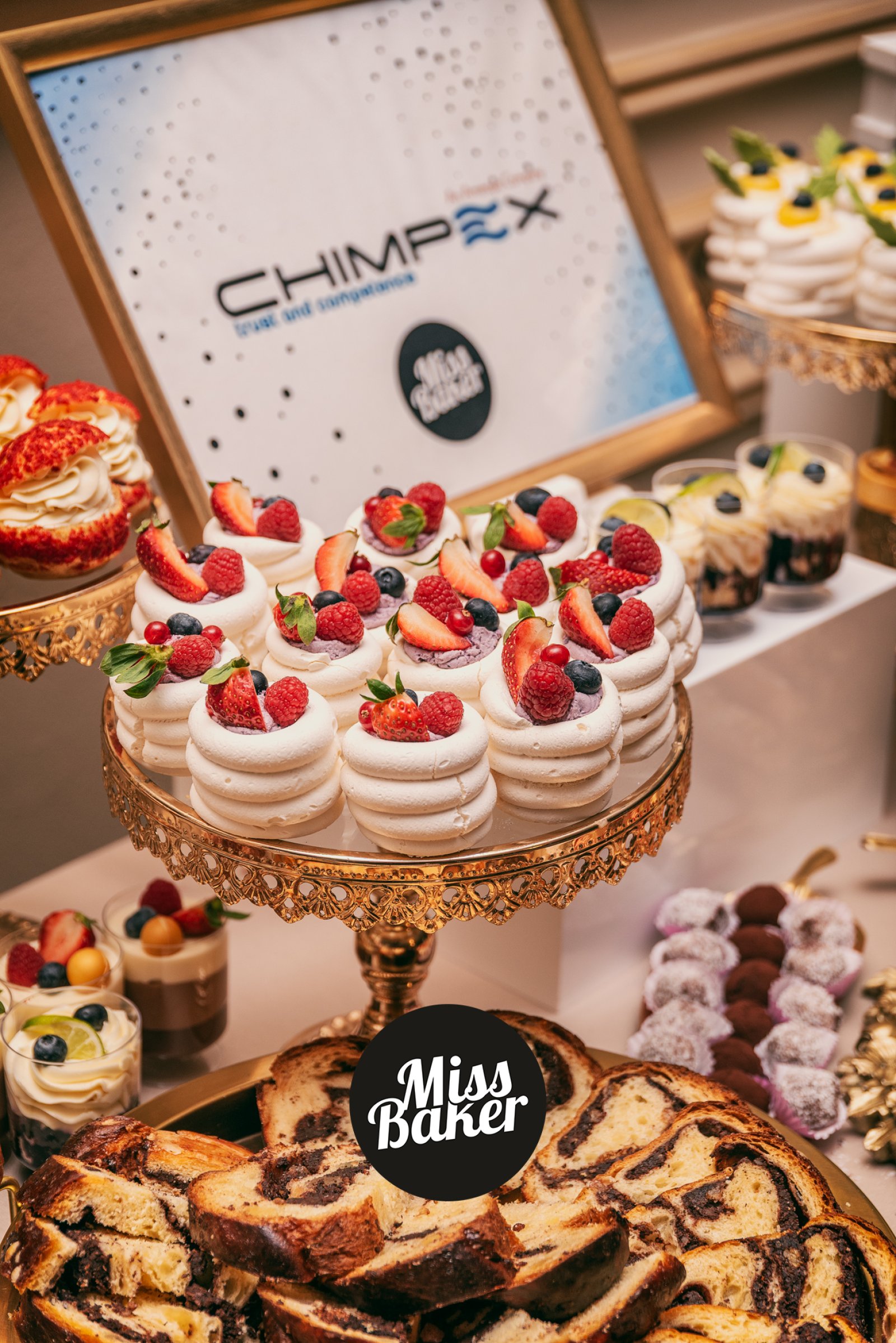 Candy Bar pentru nuntă — candy bar, mini pavlova, suport tort auriu — Miss Baker Constanța