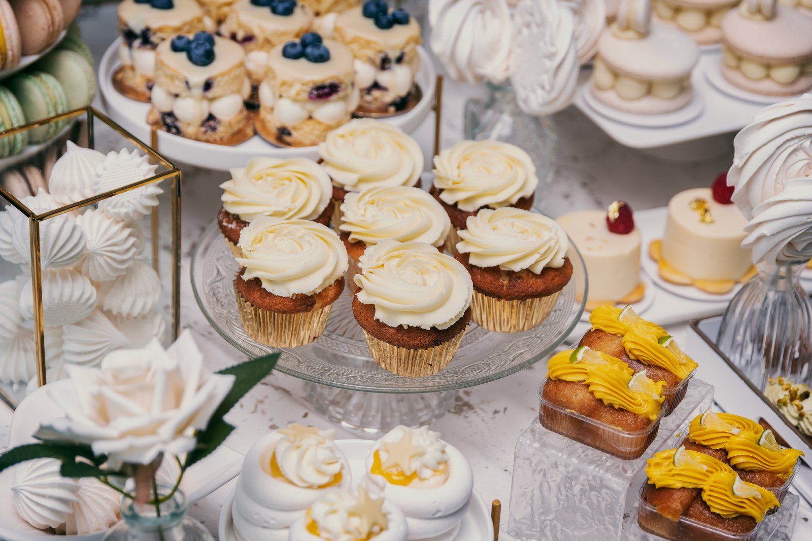Candy Bar pentru nuntă — candy bar, cupcake, suport rotund — Miss Baker Constanța