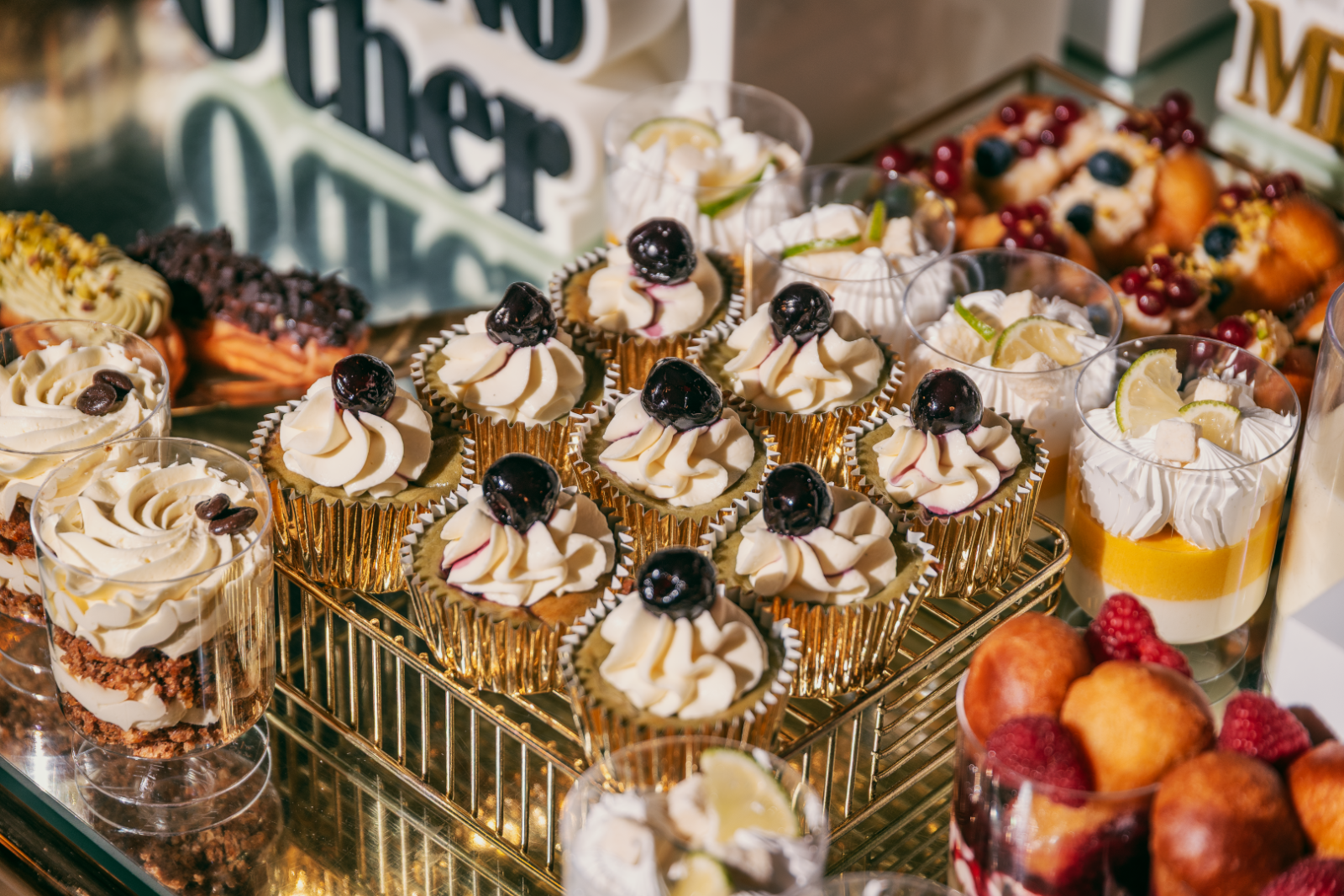 Candy Bar pentru nuntă — candy bar, cupcake, detaliu auriu — Miss Baker Constanța