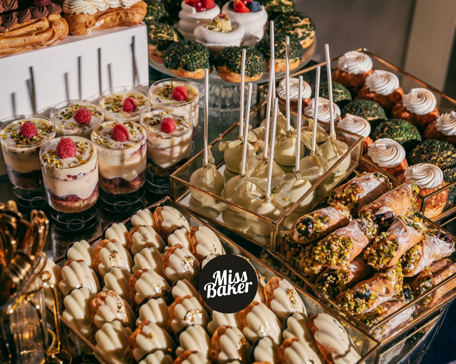 Candy Bar pentru nuntă — candy bar, detaliu lucios, detaliu stratificat — Miss Baker Constanța