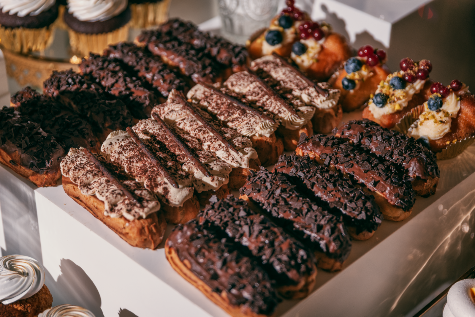 Candy Bar pentru nuntă — candy bar, ecler, aranjament simetric — Miss Baker Constanța