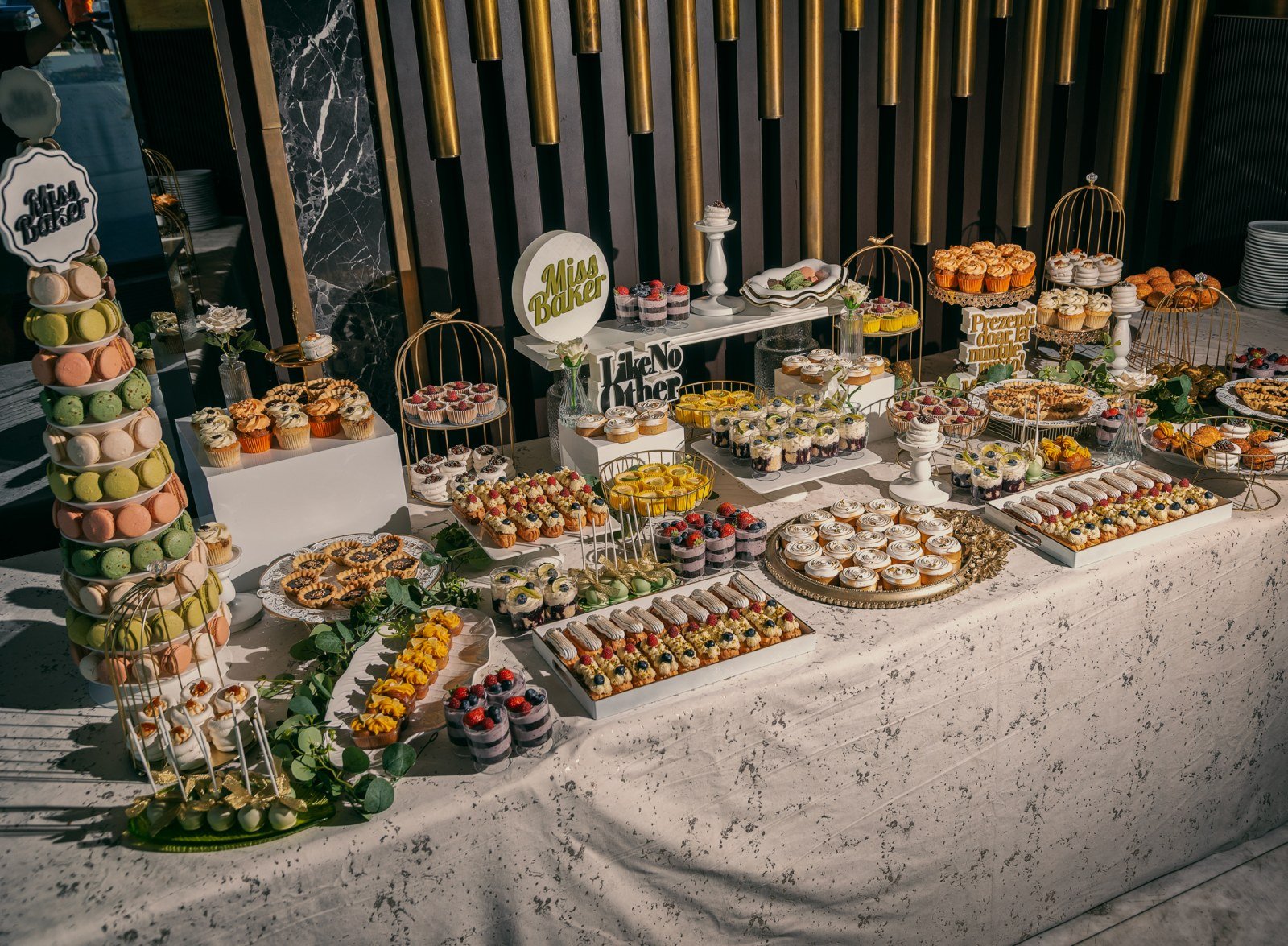 Candy Bar pentru nuntă — candy bar, aranjament bogat, aranjament asimetric — Miss Baker Constanța