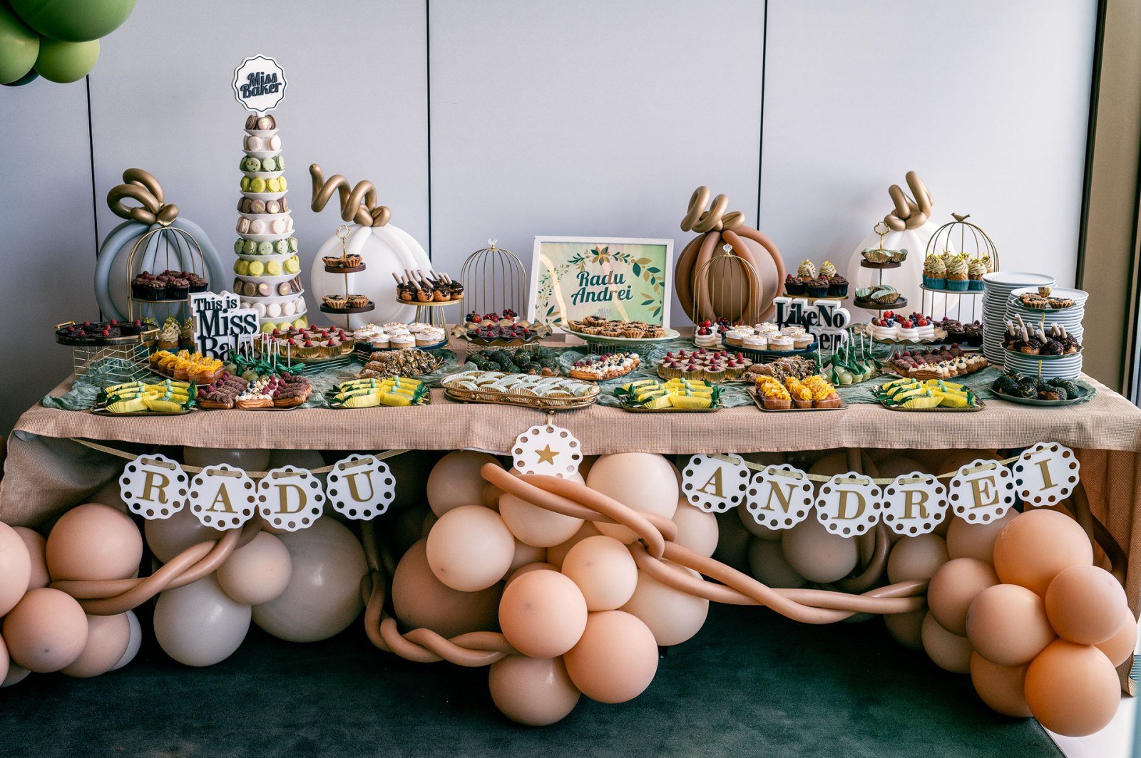 Bine ai venit în lumea Miss Baker — aranjament deserturi, turn macarons, baloane pastel