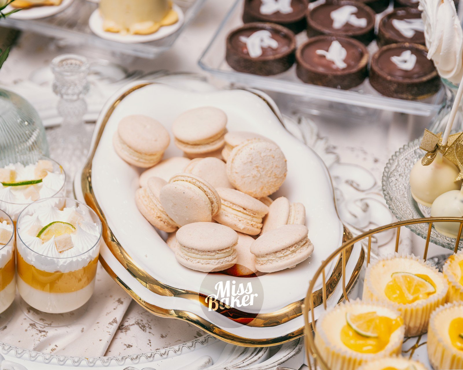 Candy Bar pentru nuntă — macaron, candy bar, detaliu metalic — Miss Baker Constanța