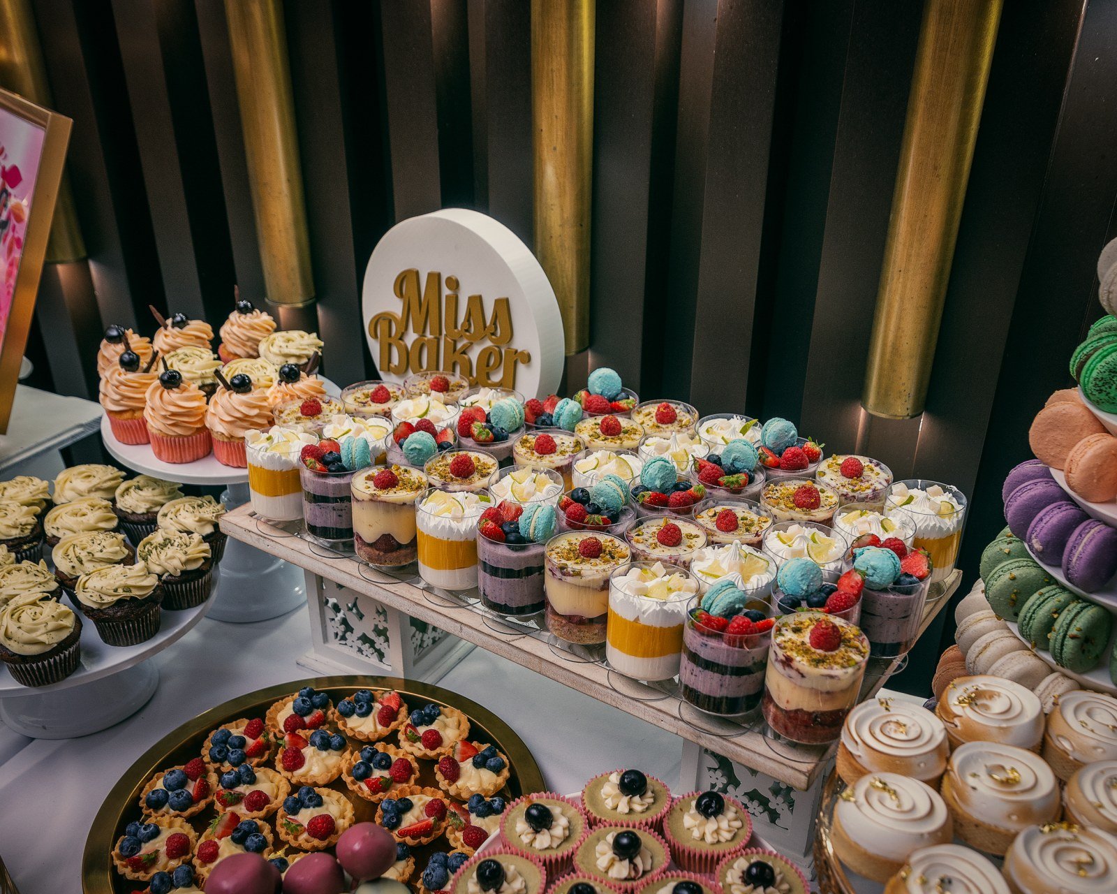 Candy Bar pentru nuntă — candy bar, aranjament simetric, detaliu stratificat — Miss Baker Constanța