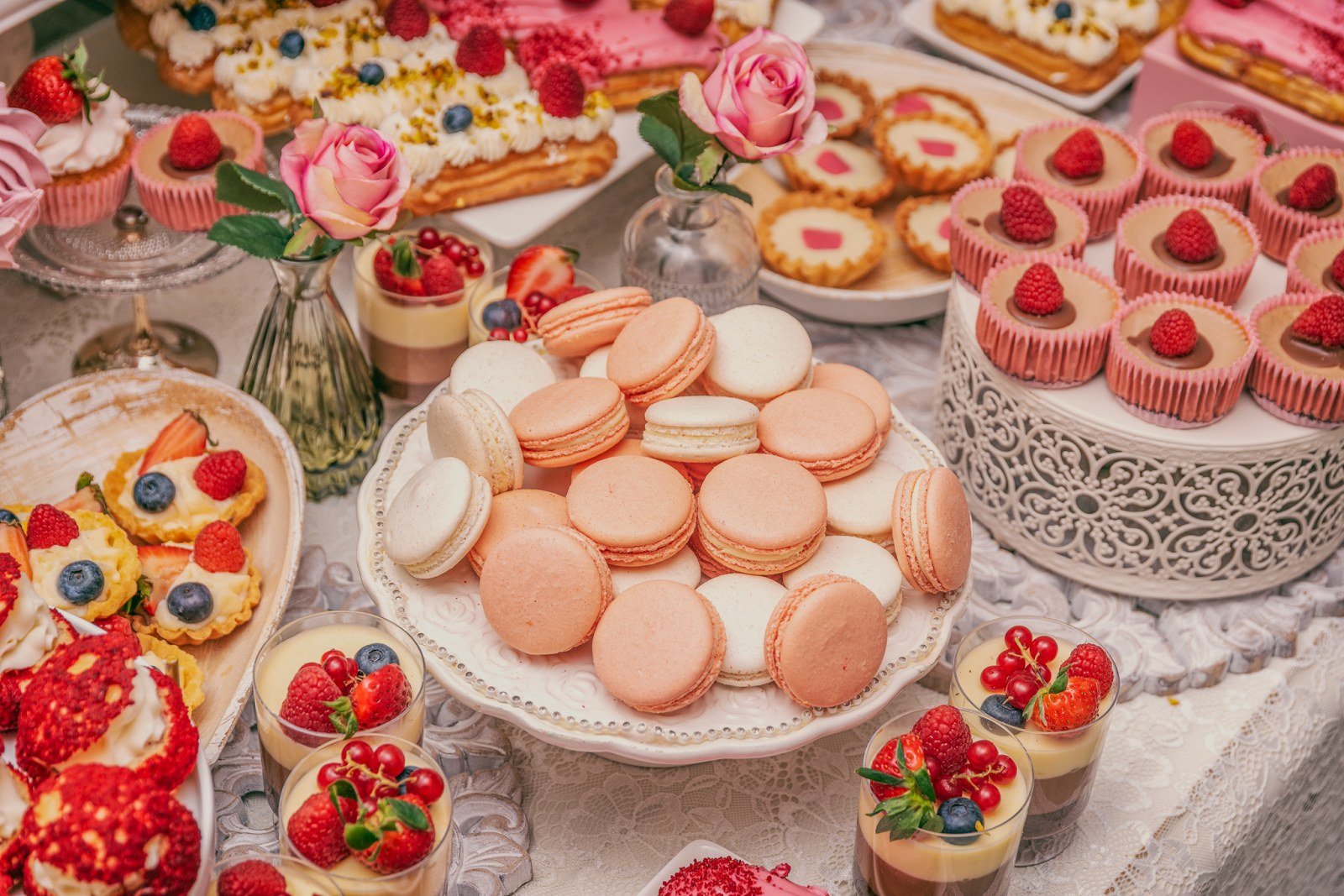 Candy Bar pentru nuntă — candy bar, macarons, pastel — Miss Baker Constanța