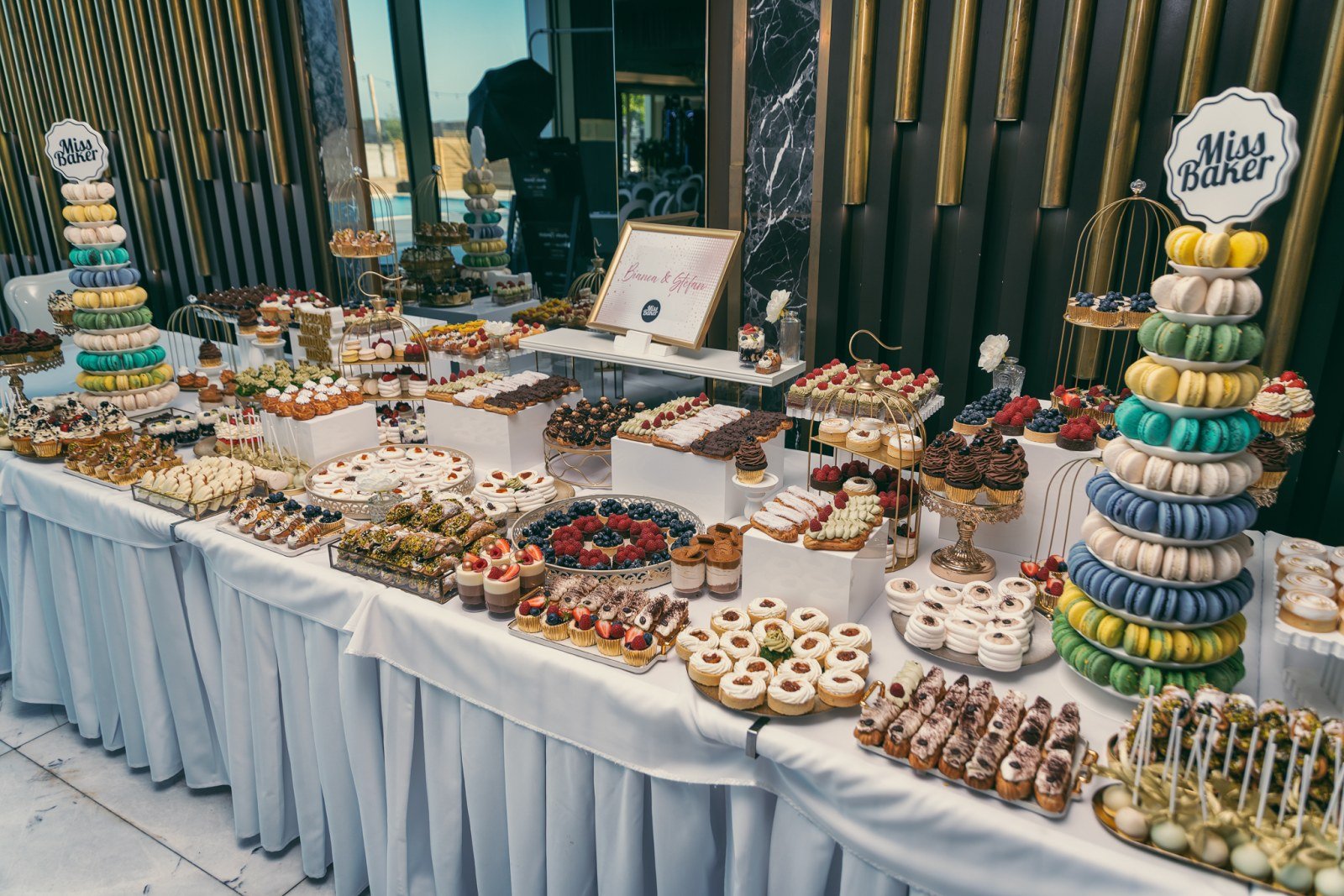 Candy Bar pentru nuntă — candy bar, bufet deserturi, aranjament vertical — Miss Baker Constanța