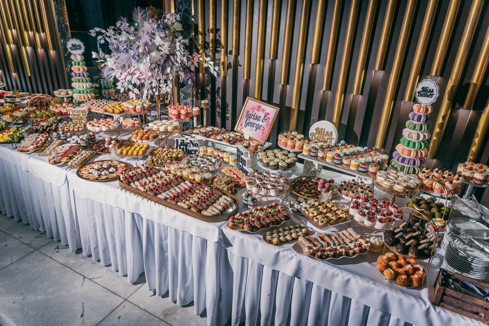 Candy Bar pentru nuntă — candy bar, decor nuntă, aranjament floral superior — Miss Baker Constanța