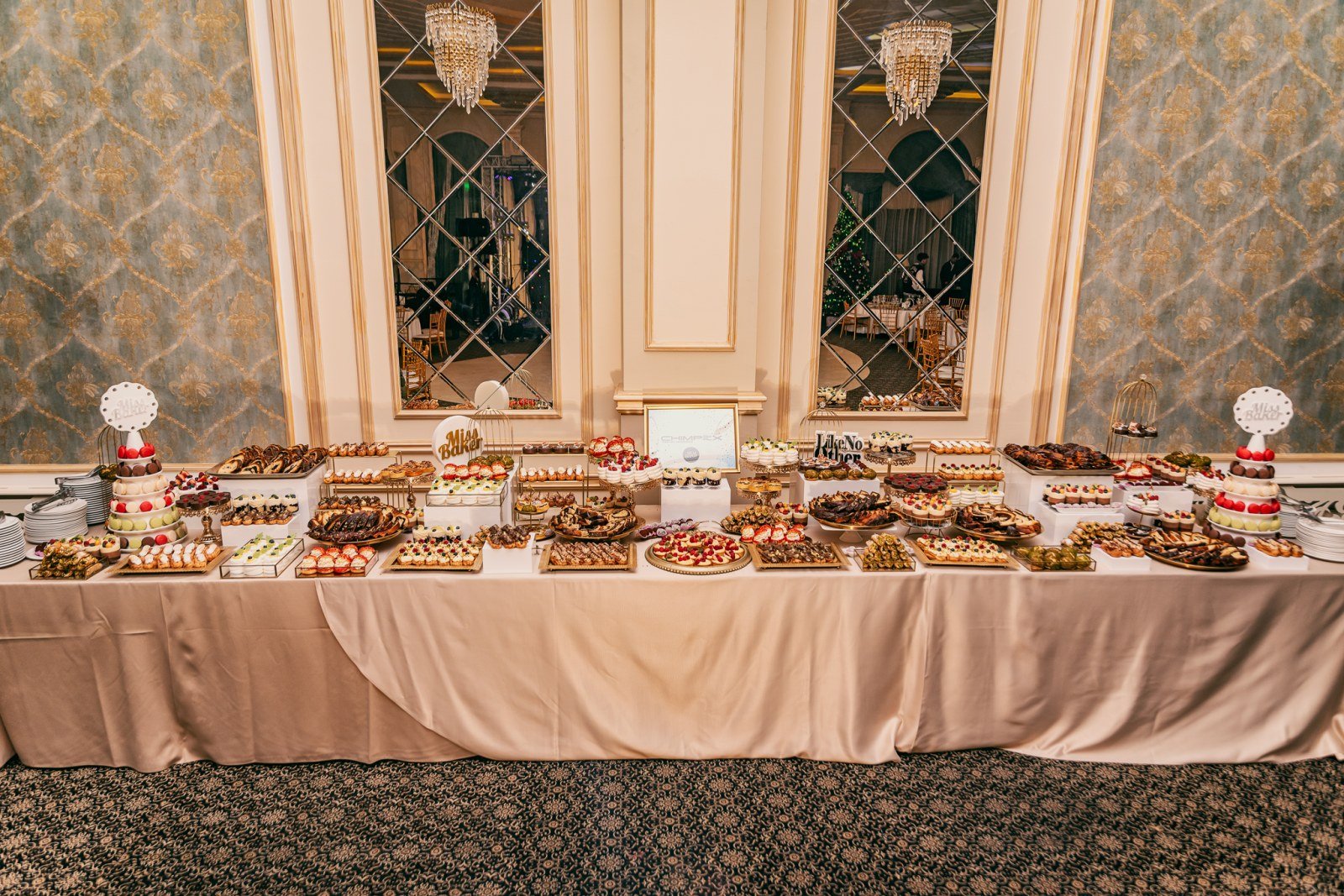 Candy Bar pentru nuntă — candy bar, decor nuntă, aranjament simetric — Miss Baker Constanța