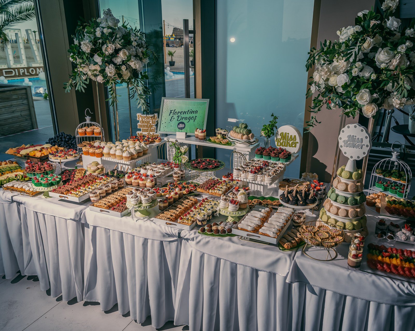 Candy Bar pentru nuntă — candy bar, decor nuntă, aranjament floral bogat — Miss Baker Constanța