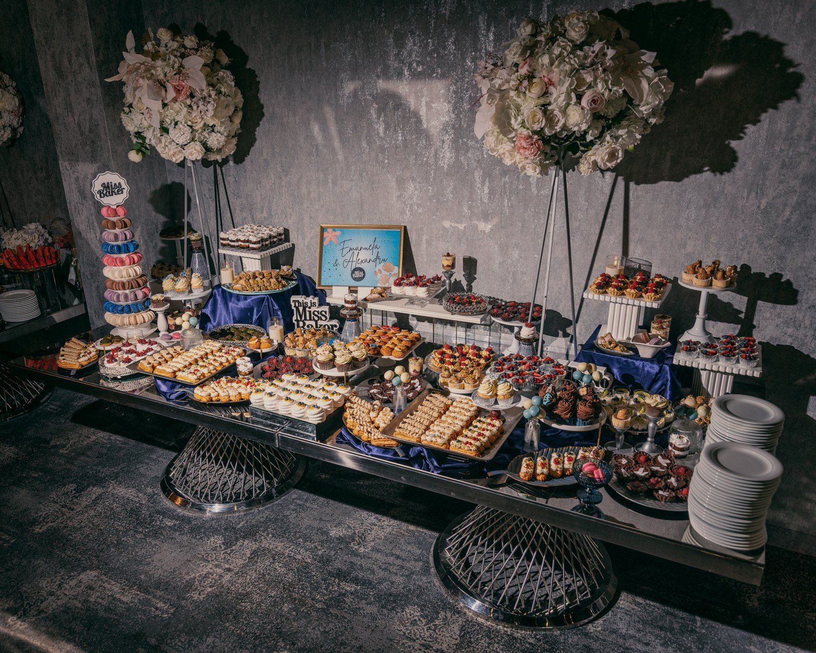Candy Bar pentru nuntă — candy bar, masă deserturi, aranjament floral superior — Miss Baker Constanța