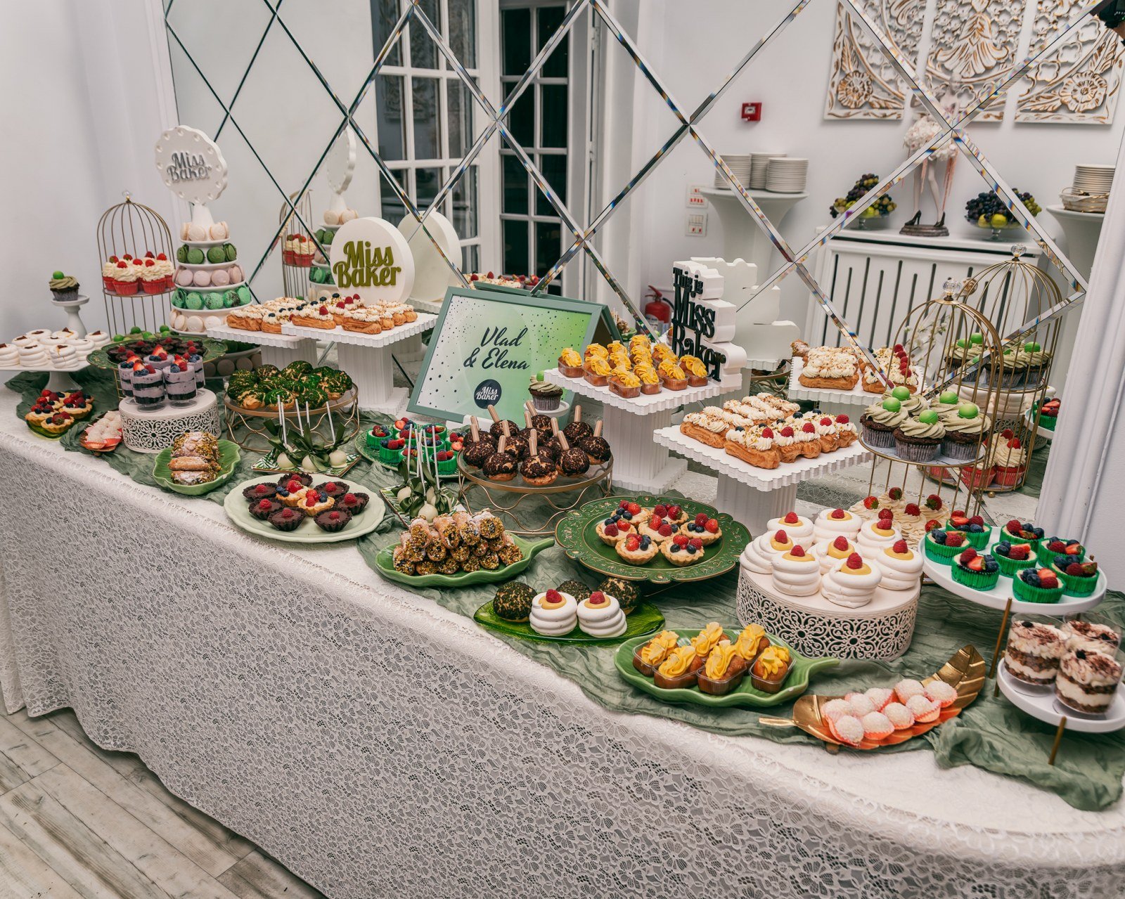 Candy Bar pentru nuntă — candy bar, aranjament vertical, aranjament superior — Miss Baker Constanța