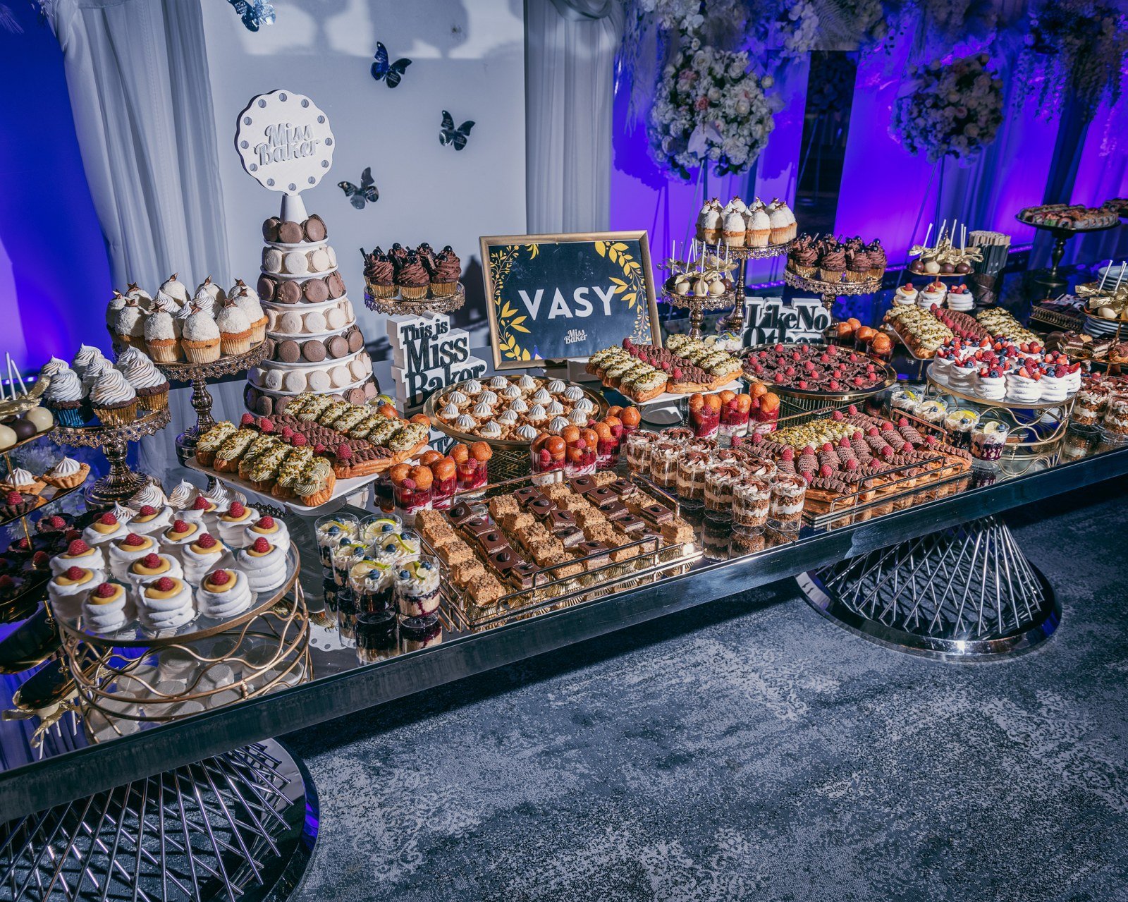 Candy Bar pentru nuntă — candy bar, personalizat, aranjament asimetric — Miss Baker Constanța
