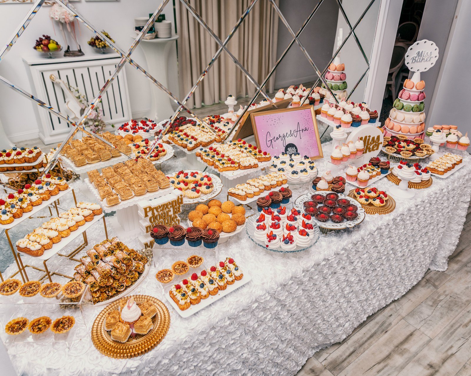 Candy Bar pentru nuntă — candy bar, masă festivă, aranjament vertical — Miss Baker Constanța