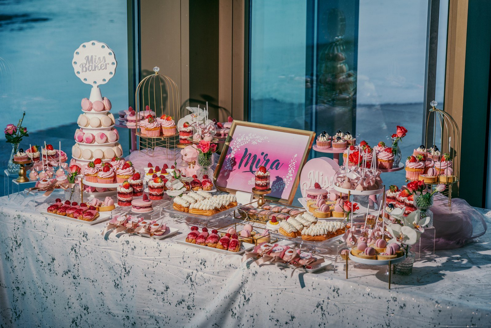Candy Bar pentru nuntă — candy bar, personalizat, aranjament vertical — Miss Baker Constanța