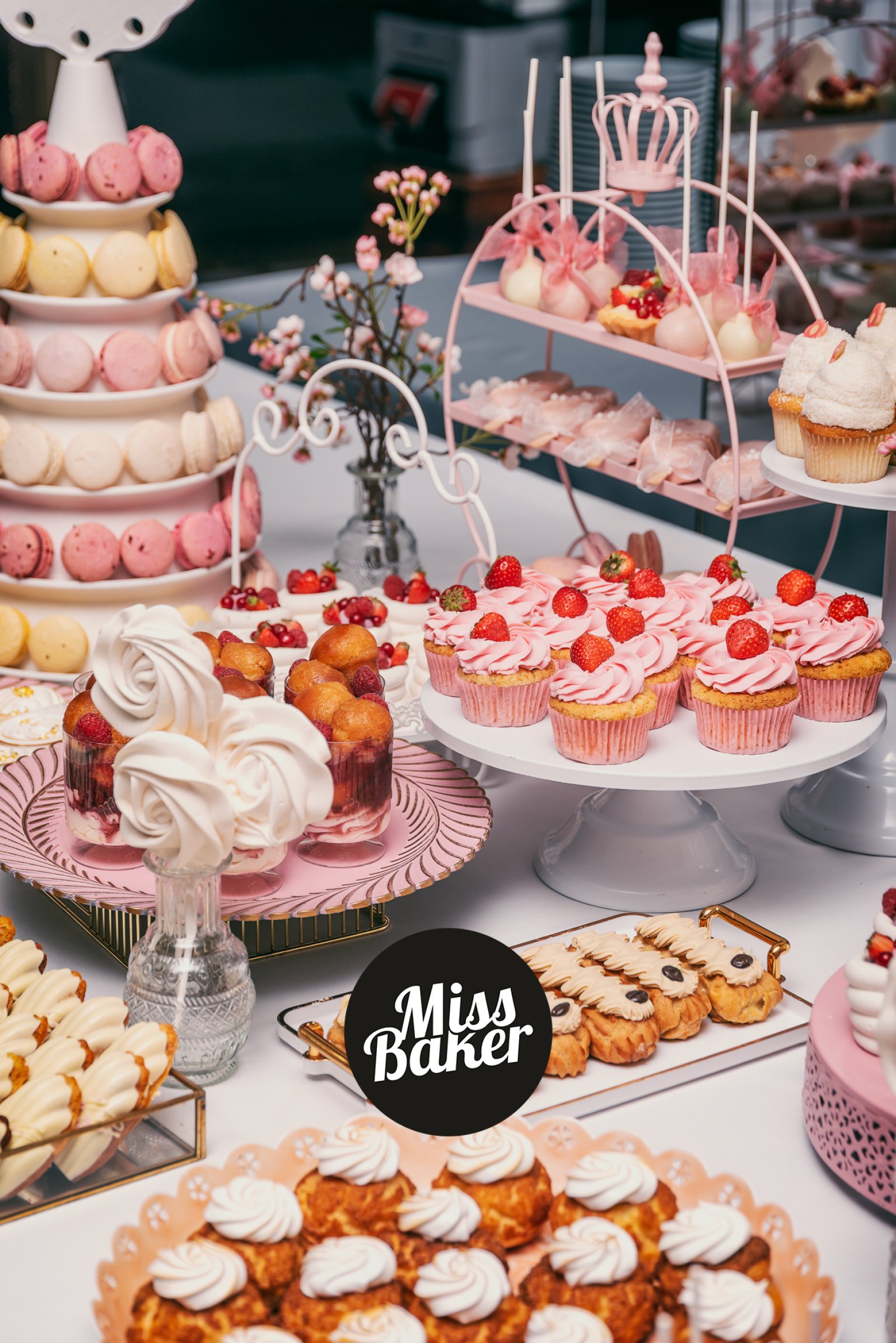 Candy Bar pentru nuntă — candy bar, aranjament floral bogat, aranjament superior — Miss Baker Constanța