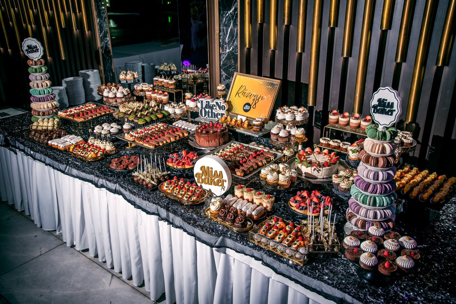 Candy Bar pentru nuntă — candy bar, desert individual, aranjament simetric — Miss Baker Constanța