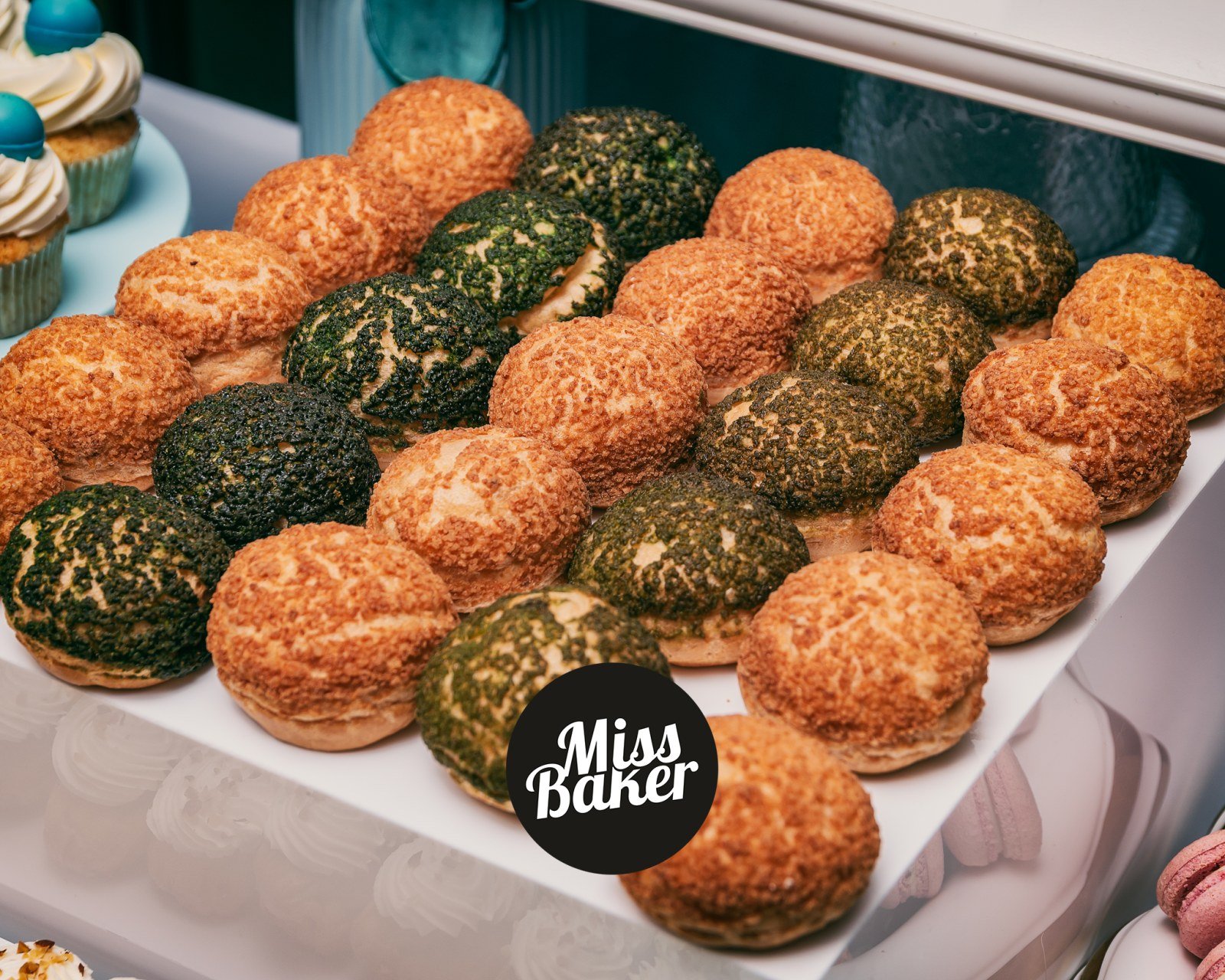 Candy Bar pentru nuntă — candy bar, aranjament simetric, detaliu texturat — Miss Baker Constanța