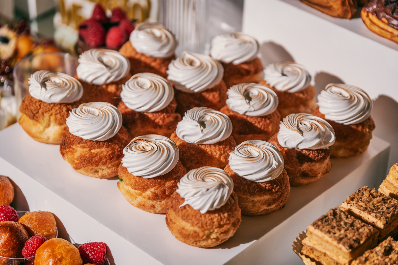Candy Bar pentru nuntă — choux, candy bar, platou — Miss Baker Constanța