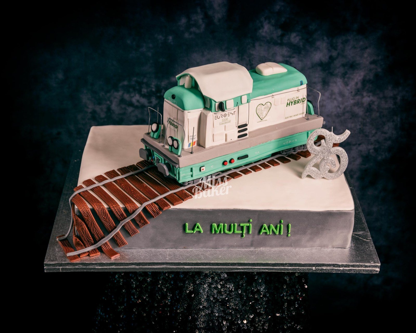 Torturi Corporate — locomotivă 3D, șine ciocolată modelate, detaliu verde mentă — Miss Baker Constanța