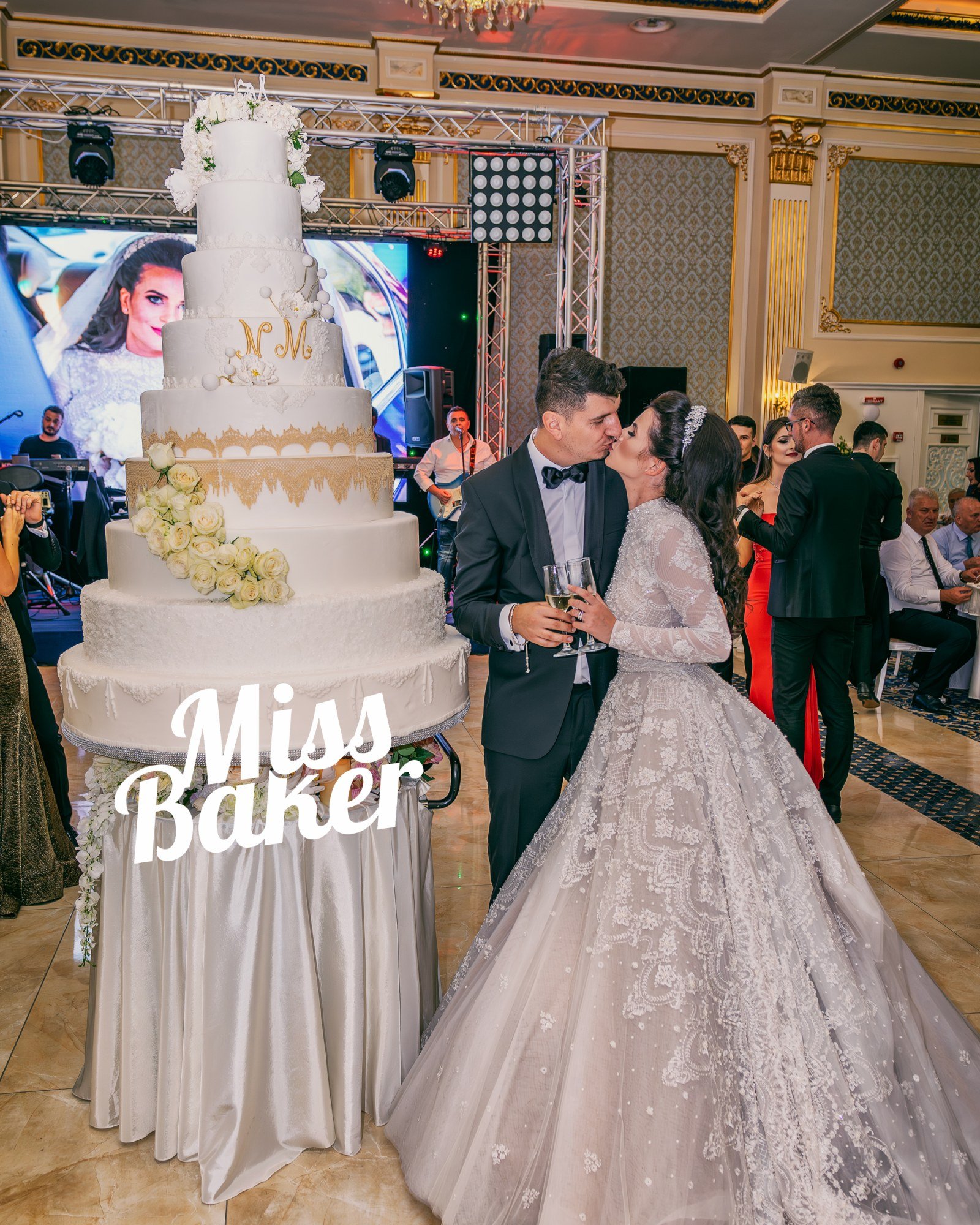 Torturi WoW — patru niveluri, detaliu auriu, monogramă centrală — Miss Baker Constanța