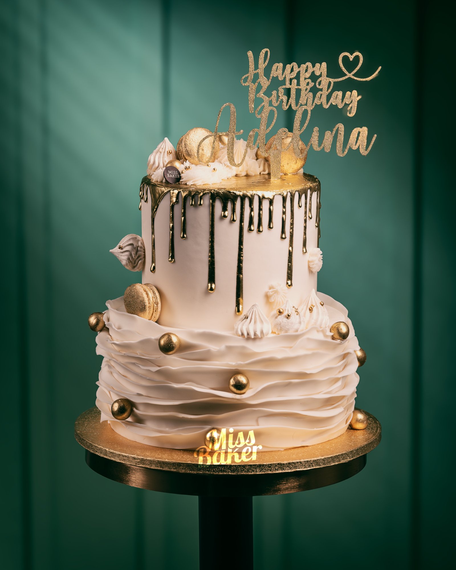 Torturi Aniversare — valuri fondant albe, picături aurii verticale, topper personalizat auriu — Miss Baker Constanța