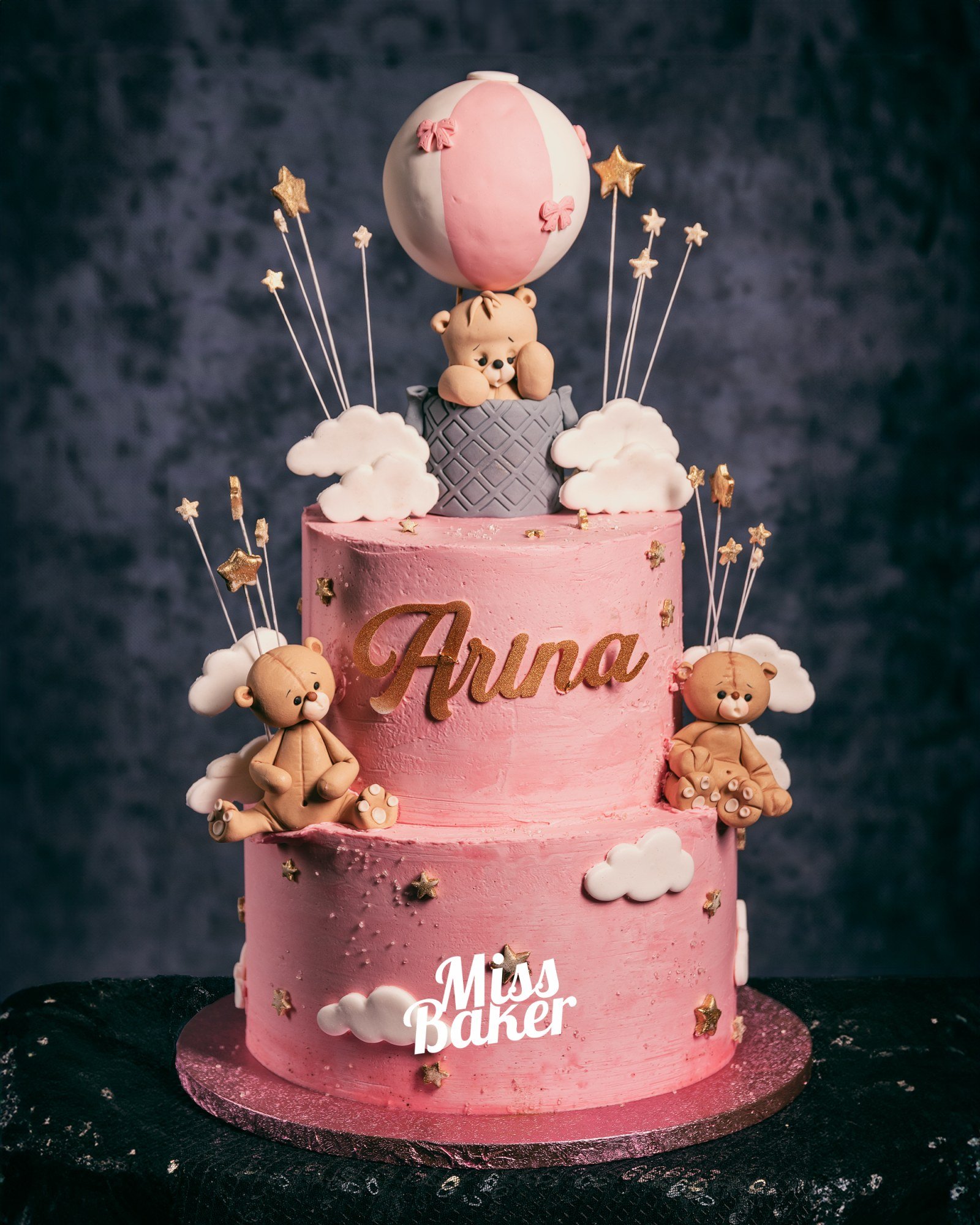 Torturi de botez — ursuleț modelat, balon aer cald roz-alb, nume personalizat auriu — Miss Baker Constanța