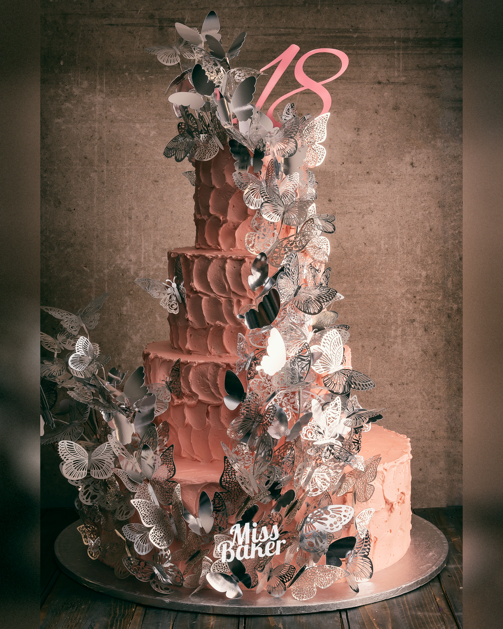 Torturi Aniversare — fluturi metalici, val decorativ, topper roz — Miss Baker Constanța